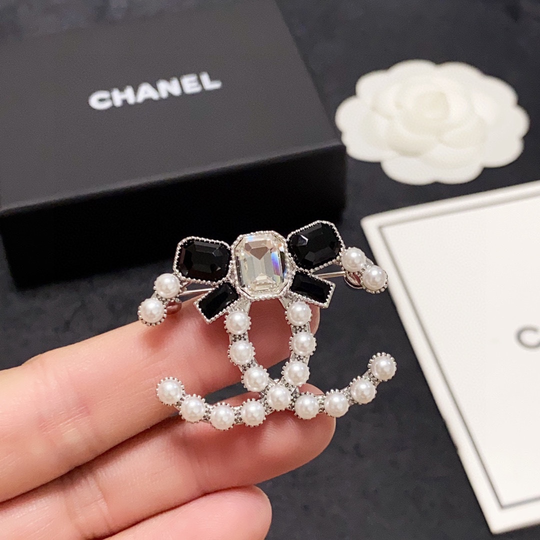 NO:107452,CHANEL Xiaoxiang The new pearl large diamond in the counter combined with bow Chanel brooch is the jewelry that understands women the most. Women who devote all their efforts to be themselves often cherish the meaning of the brooch more. Ms. Chanel pinned the brooch on the hat and told those fashionable ladies who imitated her [the brooch is very practical. It can be pinned on the suit collar, pocket, hat, belt or evening dress, jewelry quality, chanel, chanel, business suit, brooch, breastpin, hats19860909CHANEL小香 专柜新款珍珠大颗钻结合蝴蝶结香奈儿胸针,是最懂女人的饰物.那些倾注了全部心血去做自己的女人,往往更珍惜胸针的意义.香奈儿女士把胸针别在帽子上,并告诉那些模仿她的时髦女士们[胸针可是非常实用,它可以别在西装领上、口袋上、帽子上、腰带上或者是晚礼服上,饰品精品,chanel,chanel,business suit,brooch，breastpin,hats,Jewelry