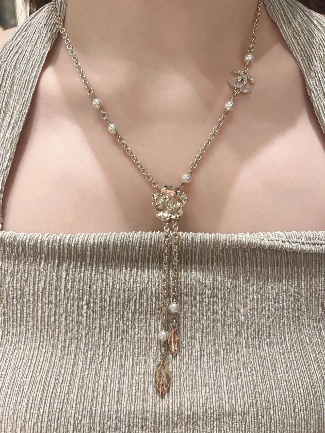 NO:102144,@nel Camellia Necklace Flowers Leaves Tassel Pearl Versatile Necklace Sweater Chain, Chanel Necklace, Chanel, Sweaters, Necklace19860909@nel山茶花项链花朵树叶流苏珍珠百搭项链毛衣链,香奈儿项链,chanel,sweaters,necklace,Jewelry
