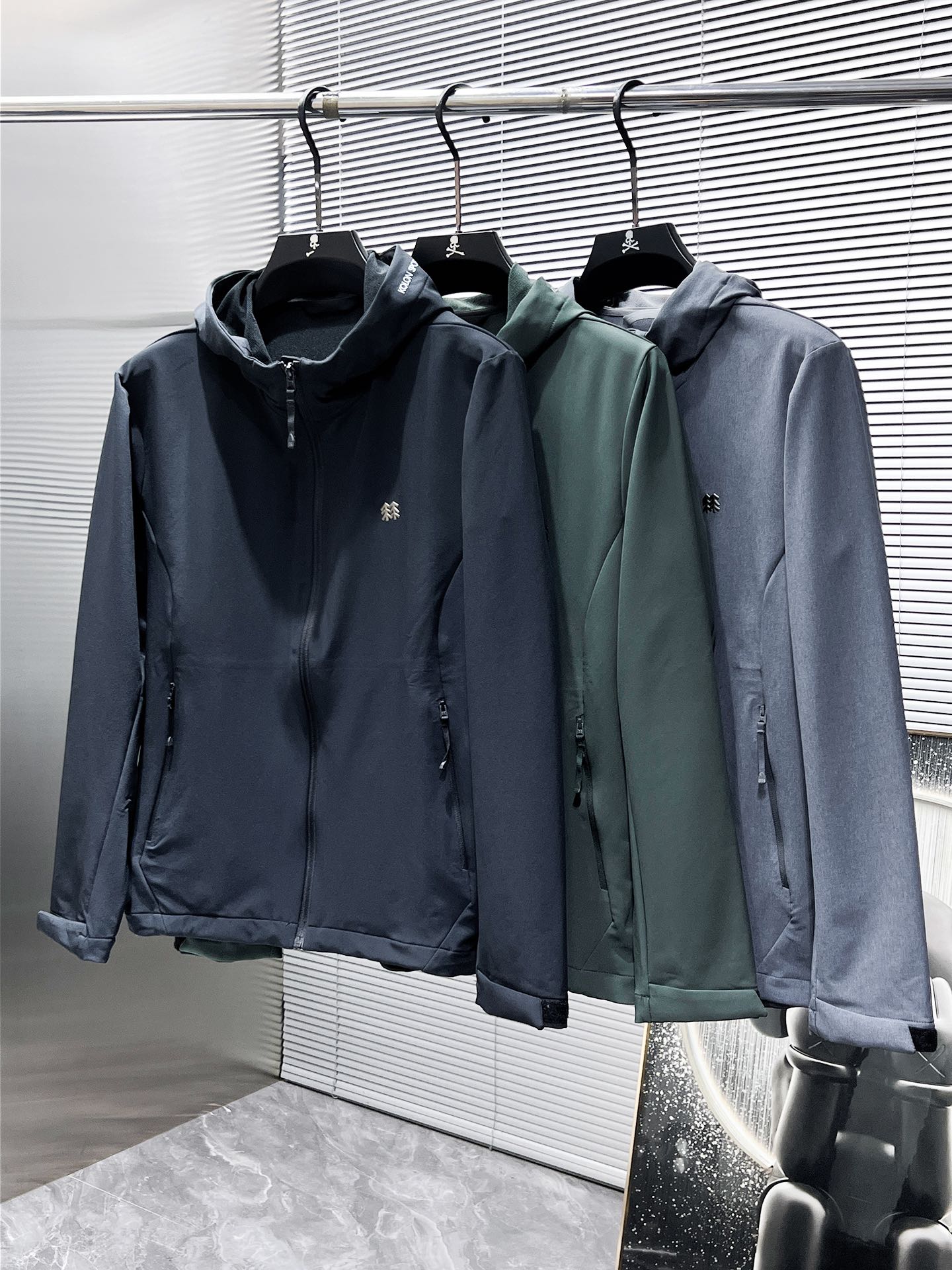 P250  可隆  kolon  2025新品软壳夹克外套，时尚帅气，简约百搭款，胸前精致刺绣图案logo，定制原版面料，不仅挺括，保持潮流的廓形，又穿着舒适，纱织更细腻，码数M-XXL  175.140穿L