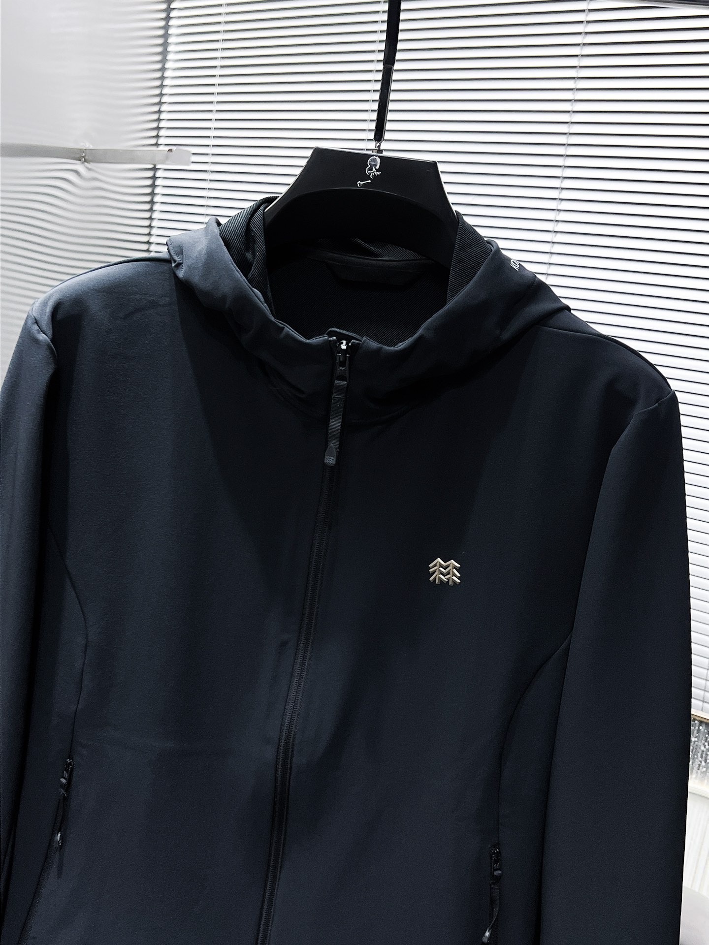 P250  可隆  kolon  2025新品软壳夹克外套，时尚帅气，简约百搭款，胸前精致刺绣图案logo，定制原版面料，不仅挺括，保持潮流的廓形，又穿着舒适，纱织更细腻，码数M-XXL  175.140穿L