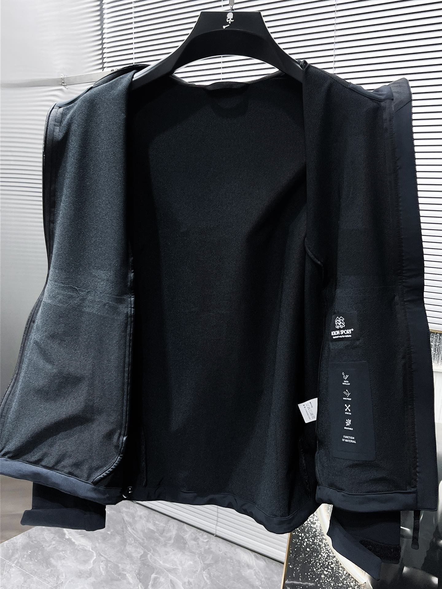 P250  可隆  kolon  2025新品软壳夹克外套，时尚帅气，简约百搭款，胸前精致刺绣图案logo，定制原版面料，不仅挺括，保持潮流的廓形，又穿着舒适，纱织更细腻，码数M-XXL  175.140穿L