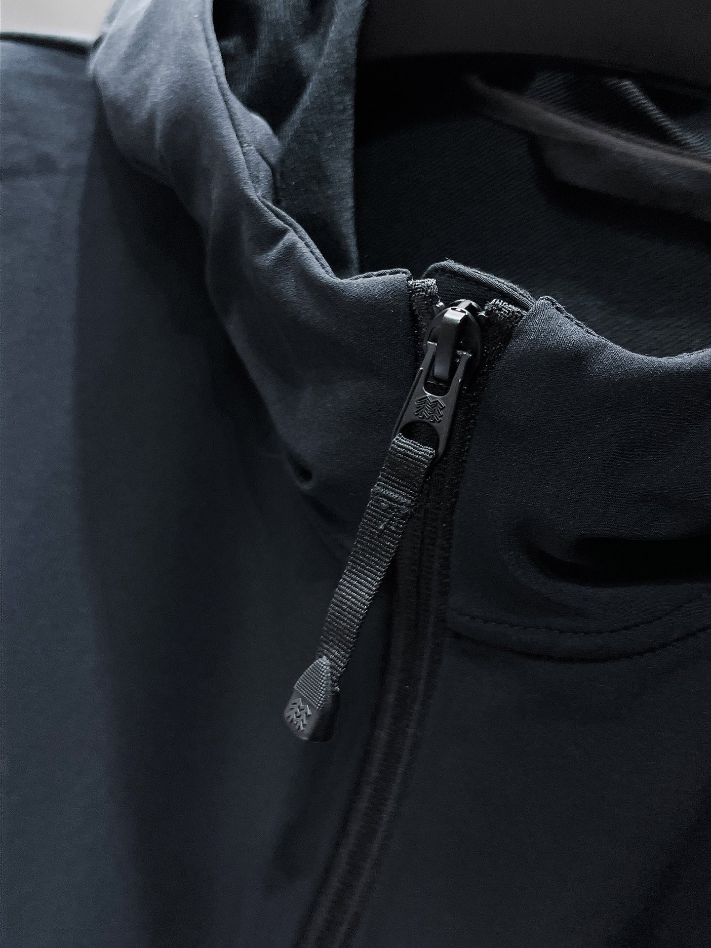 P250  可隆  kolon  2025新品软壳夹克外套，时尚帅气，简约百搭款，胸前精致刺绣图案logo，定制原版面料，不仅挺括，保持潮流的廓形，又穿着舒适，纱织更细腻，码数M-XXL  175.140穿L