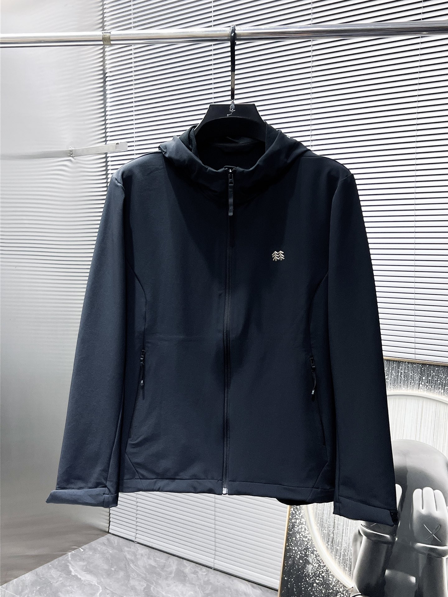 P250  可隆  kolon  2025新品软壳夹克外套，时尚帅气，简约百搭款，胸前精致刺绣图案logo，定制原版面料，不仅挺括，保持潮流的廓形，又穿着舒适，纱织更细腻，码数M-XXL  175.140穿L
