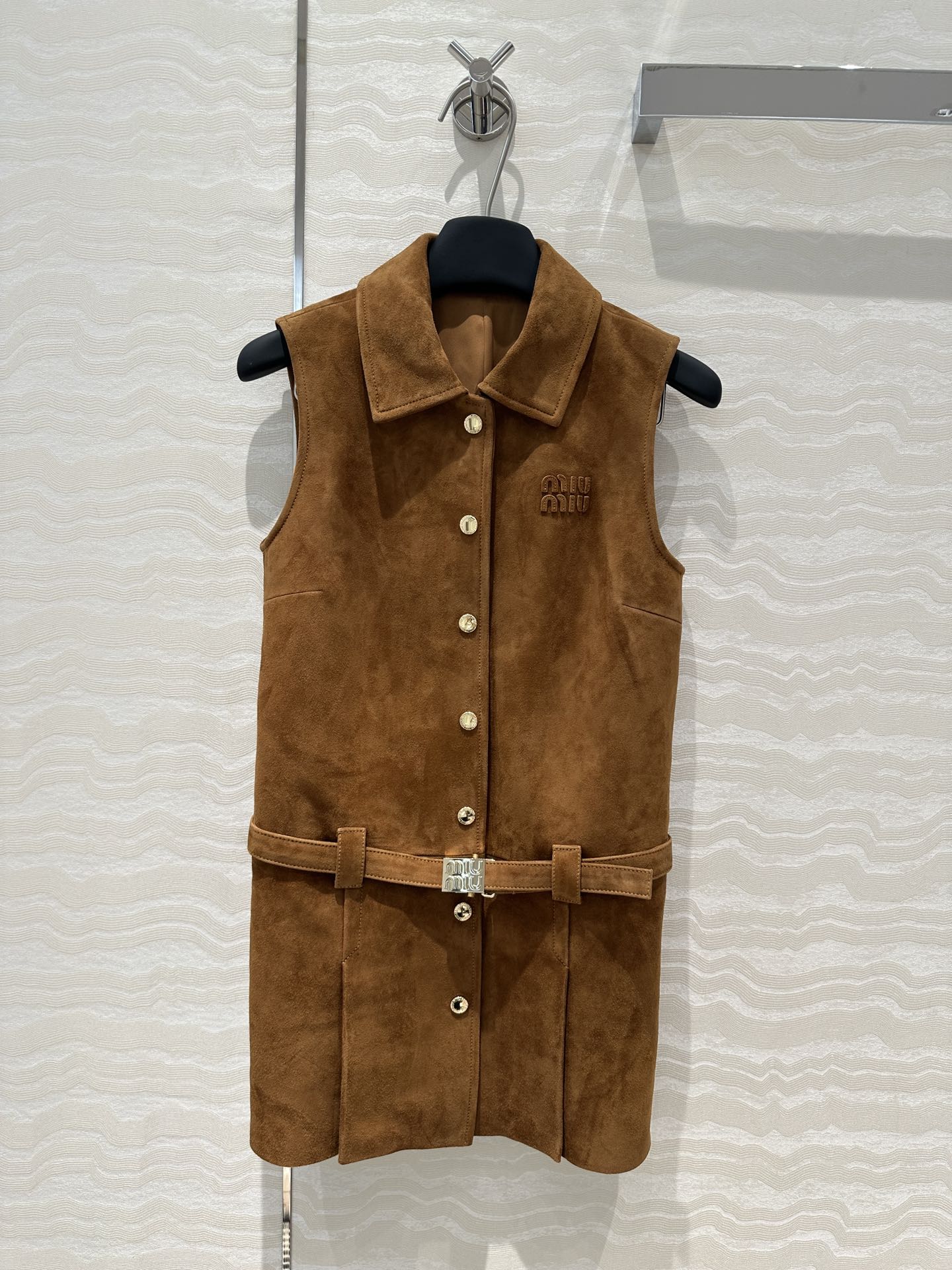 NO:868098,Exclusive first release of high-end quality control must-have!  Exclusively customized suede craftsmanship, fashionable points for intellectuals!  Vintage golden brown suede pleated vest dress!  Decorated with metal buckles, the elegant small lapels are a must-have for younger girls!  Sweet and salty, the H-shaped upper body looks slimming!  Imported suede lambskin, a sweet and cool must-have for fashionable girl's wardrobe, see for yourself the perfect workmanship and quality. Highly reserved for your own use!  One color size 3. M size bust 88, skirt length 74., Miu Miu-clothing, skirts, sheepskin, chamois leather,19860909独家首发高端品质控必入！独家定制麂皮绒面工艺知识分子时髦分！复古金棕色系麂皮绒压褶背心连衣裙！金属扣装饰,气质小翻领减龄少女风必入叠搭单品！可甜可盐H版型上身巨显瘦！进口麂皮绒小羊皮,甜酷的时髦少女衣橱必备,完美做工品质自己看.强烈自留款！一色3码.M码胸围88,裙长74.,缪缪-服装,skirts,sheepskin,chamois leather,,Women's clothing