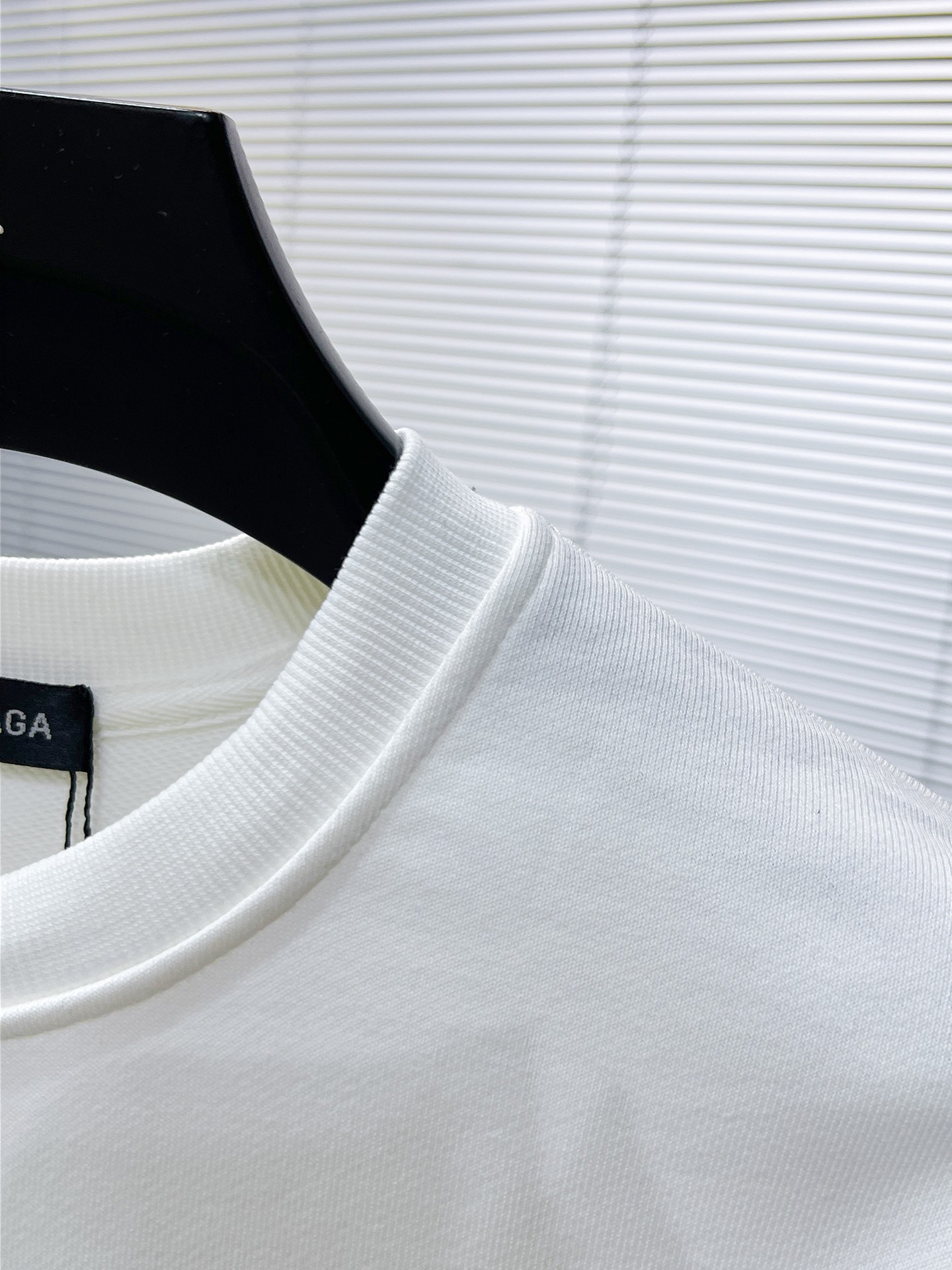 P105 巴黎世家  2025ss新款 长袖 圆领 卫衣，高端版本！专柜定制面料 透气舒适度高，细节无可挑剔，品牌元素设计理念，体现高品质。手感细腻柔软！呈现休闲裁剪，上身版型超赞！🐉码数：XS  S M L 