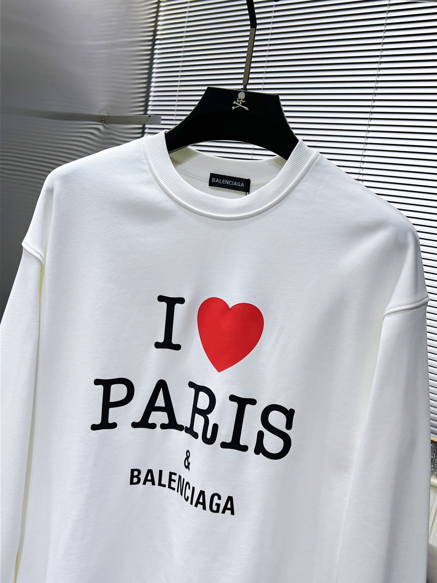 P105 巴黎世家  2025ss新款 长袖 圆领 卫衣，高端版本！专柜定制面料 透气舒适度高，细节无可挑剔，品牌元素设计理念，体现高品质。手感细腻柔软！呈现休闲裁剪，上身版型超赞！🐉码数：XS  S M L 