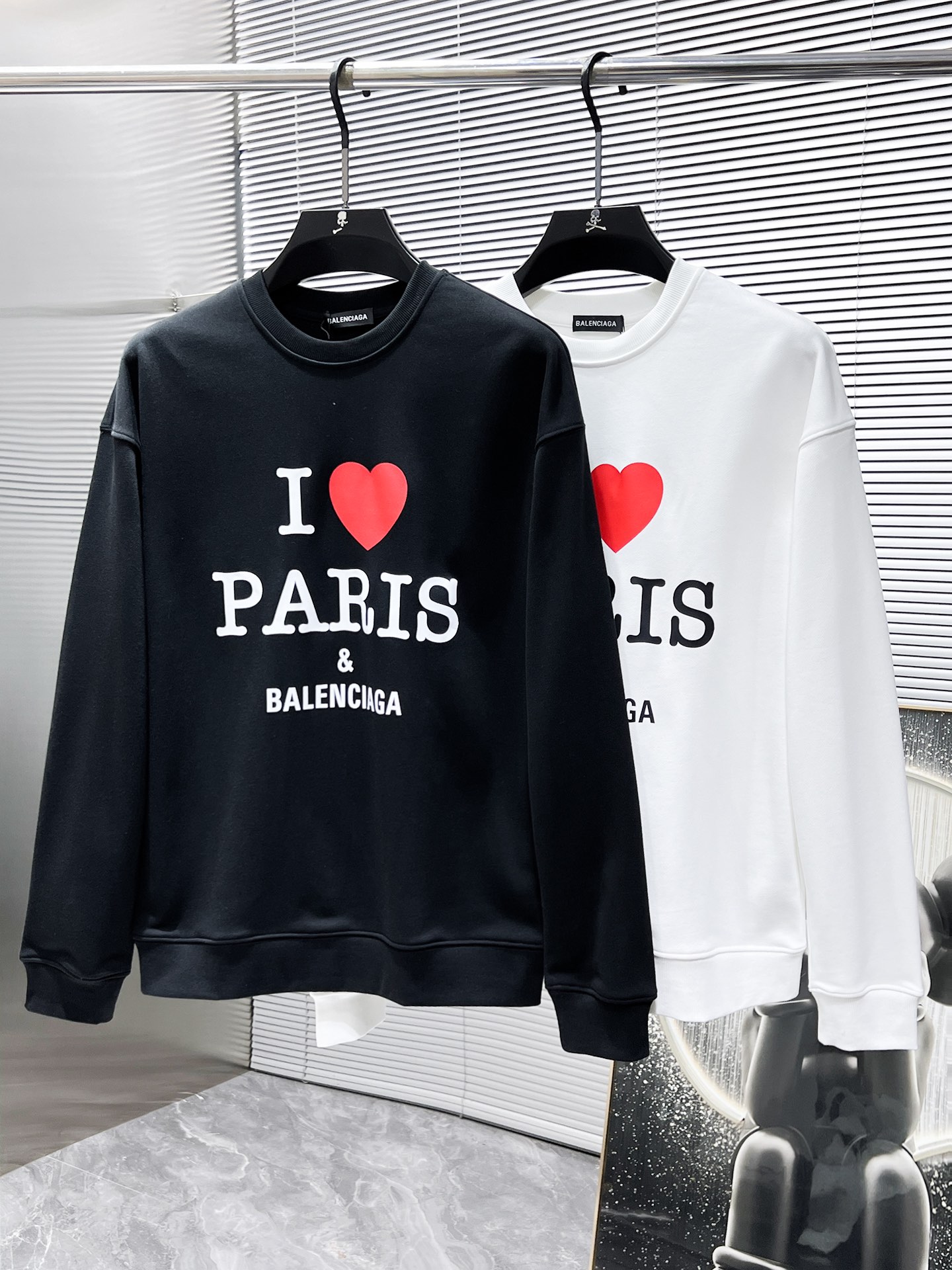 P105 巴黎世家  2025ss新款 长袖 圆领 卫衣，高端版本！专柜定制面料 透气舒适度高，细节无可挑剔，品牌元素设计理念，体现高品质。手感细腻柔软！呈现休闲裁剪，上身版型超赞！🐉码数：XS  S M L 