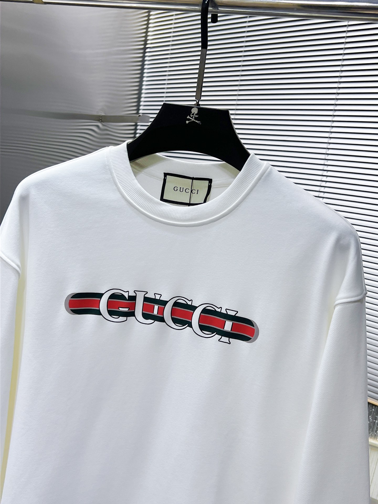 P105  古奇  GUCCI  2024ss新款 长袖 圆领 卫衣，高端版本！专柜定制面料 透气舒适度高，细节无可挑剔，品牌元素设计理念，体现高品质。手感细腻柔软！呈现休闲裁剪，上身版型超赞！🐉码数：XS S M L 