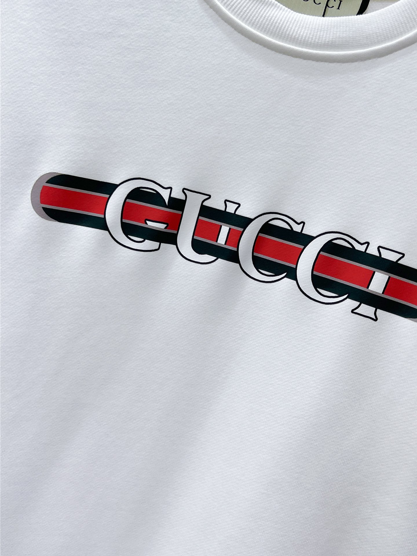 P105  古奇  GUCCI  2024ss新款 长袖 圆领 卫衣，高端版本！专柜定制面料 透气舒适度高，细节无可挑剔，品牌元素设计理念，体现高品质。手感细腻柔软！呈现休闲裁剪，上身版型超赞！🐉码数：XS S M L 