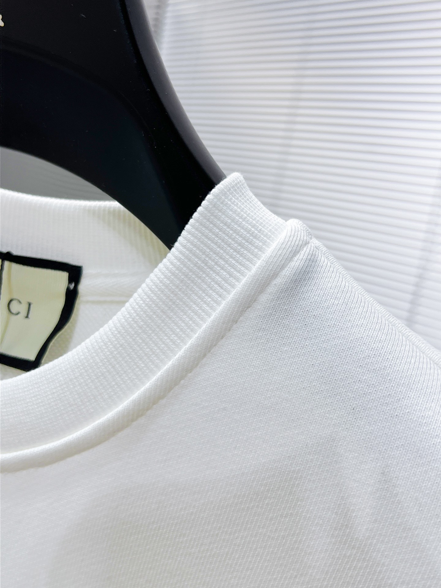 P105  古奇  GUCCI  2024ss新款 长袖 圆领 卫衣，高端版本！专柜定制面料 透气舒适度高，细节无可挑剔，品牌元素设计理念，体现高品质。手感细腻柔软！呈现休闲裁剪，上身版型超赞！🐉码数：XS S M L 