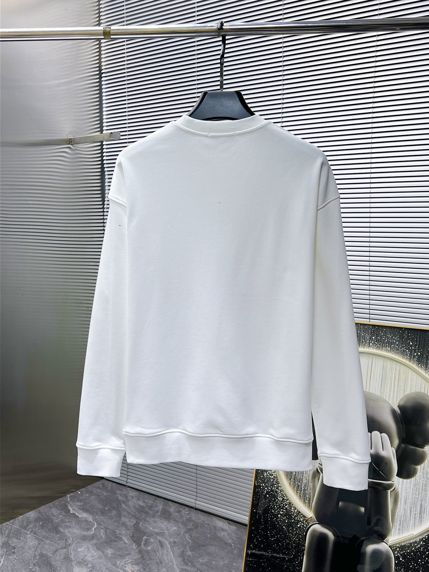 P105 圣罗兰  ysl  2025ss新款 长袖 圆领 卫衣，高端版本！专柜定制面料 透气舒适度高，细节无可挑剔，品牌元素设计理念，体现高品质。手感细腻柔软！呈现休闲裁剪，上身版型超赞！🐉码数：XS S M L