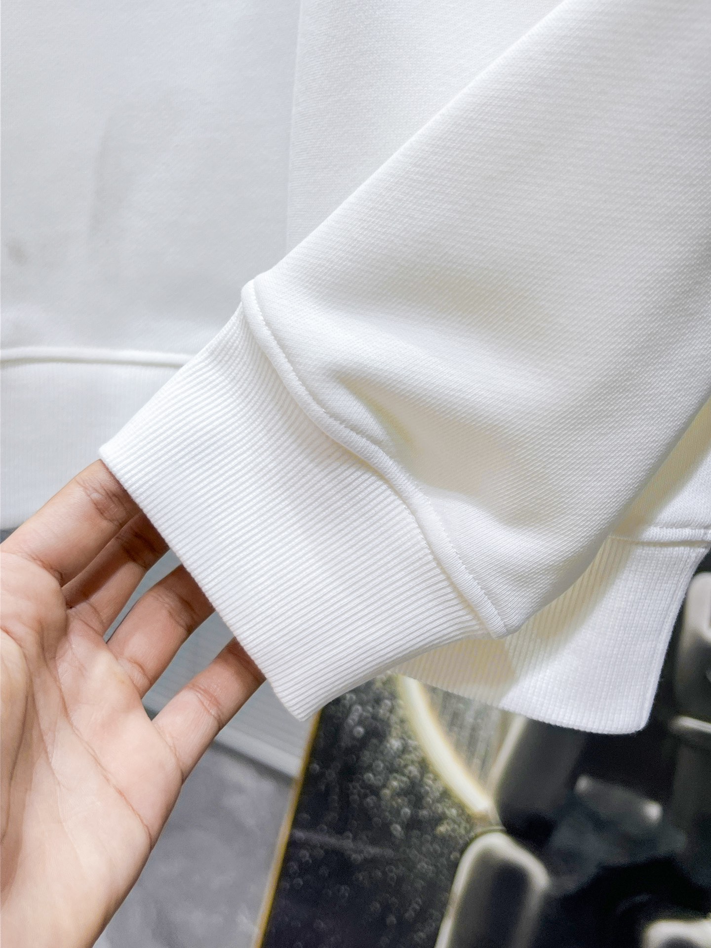 P105 圣罗兰  ysl  2025ss新款 长袖 圆领 卫衣，高端版本！专柜定制面料 透气舒适度高，细节无可挑剔，品牌元素设计理念，体现高品质。手感细腻柔软！呈现休闲裁剪，上身版型超赞！🐉码数：XS S M L