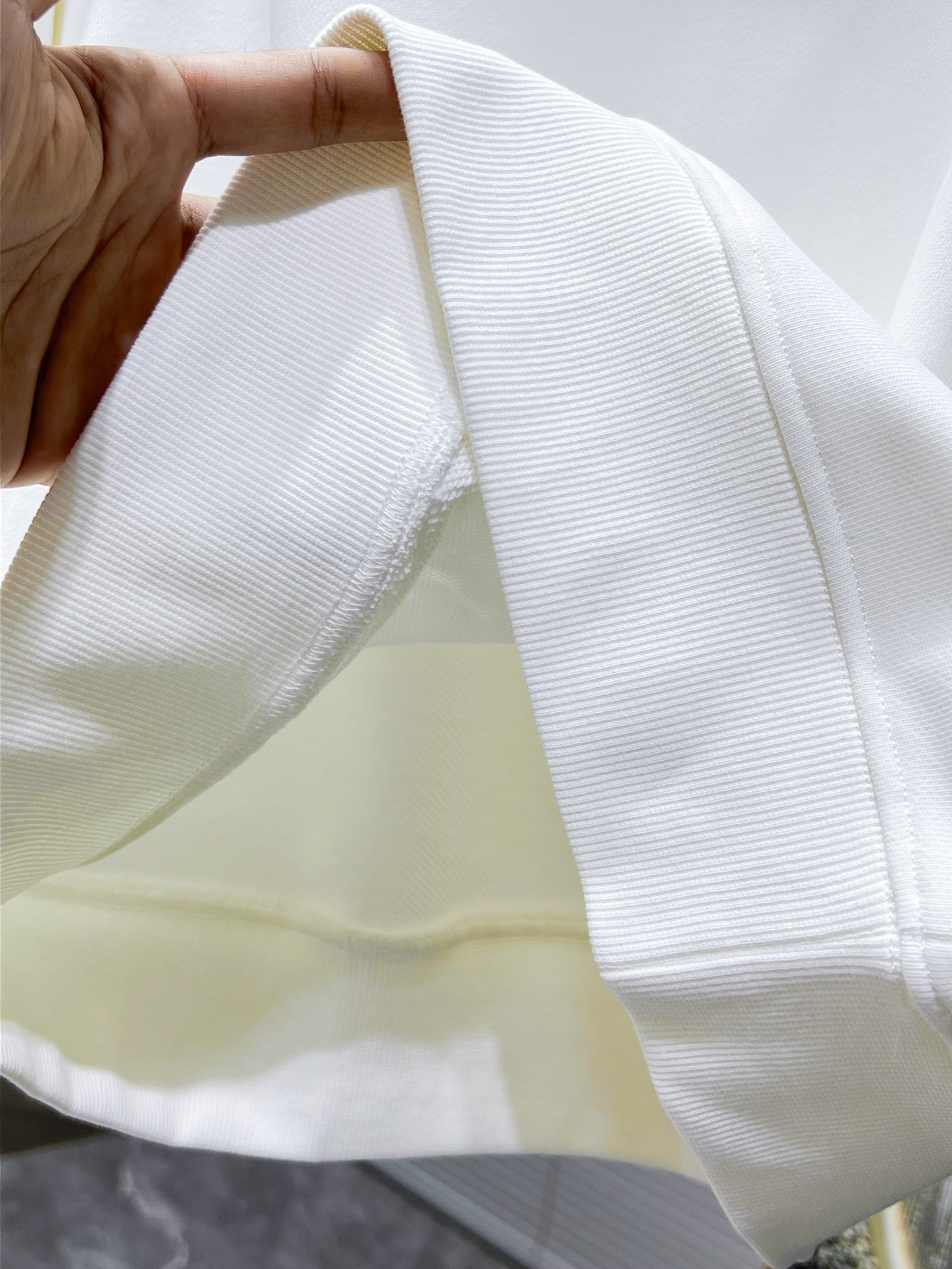 P105 圣罗兰  ysl  2025ss新款 长袖 圆领 卫衣，高端版本！专柜定制面料 透气舒适度高，细节无可挑剔，品牌元素设计理念，体现高品质。手感细腻柔软！呈现休闲裁剪，上身版型超赞！🐉码数：XS S M L