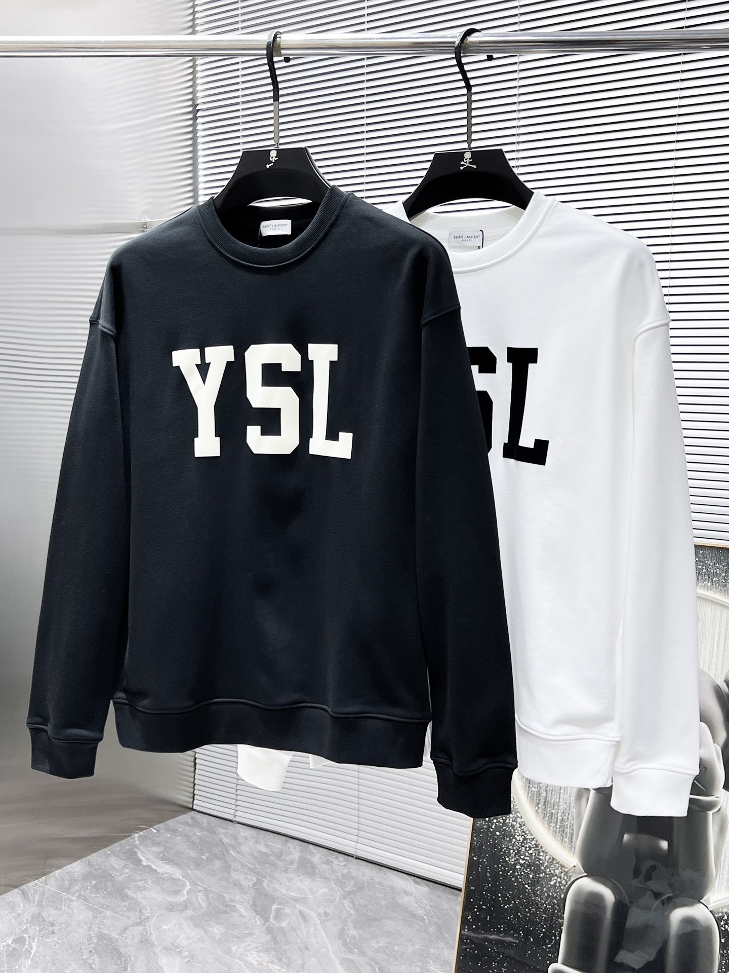 P105 圣罗兰  ysl  2025ss新款 长袖 圆领 卫衣，高端版本！专柜定制面料 透气舒适度高，细节无可挑剔，品牌元素设计理念，体现高品质。手感细腻柔软！呈现休闲裁剪，上身版型超赞！🐉码数：XS S M L