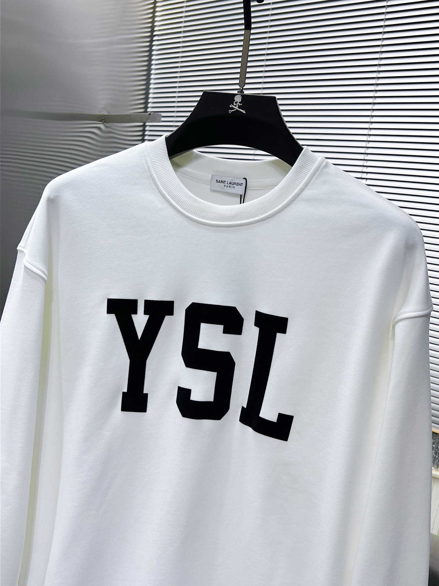 P105 圣罗兰  ysl  2025ss新款 长袖 圆领 卫衣，高端版本！专柜定制面料 透气舒适度高，细节无可挑剔，品牌元素设计理念，体现高品质。手感细腻柔软！呈现休闲裁剪，上身版型超赞！🐉码数：XS S M L