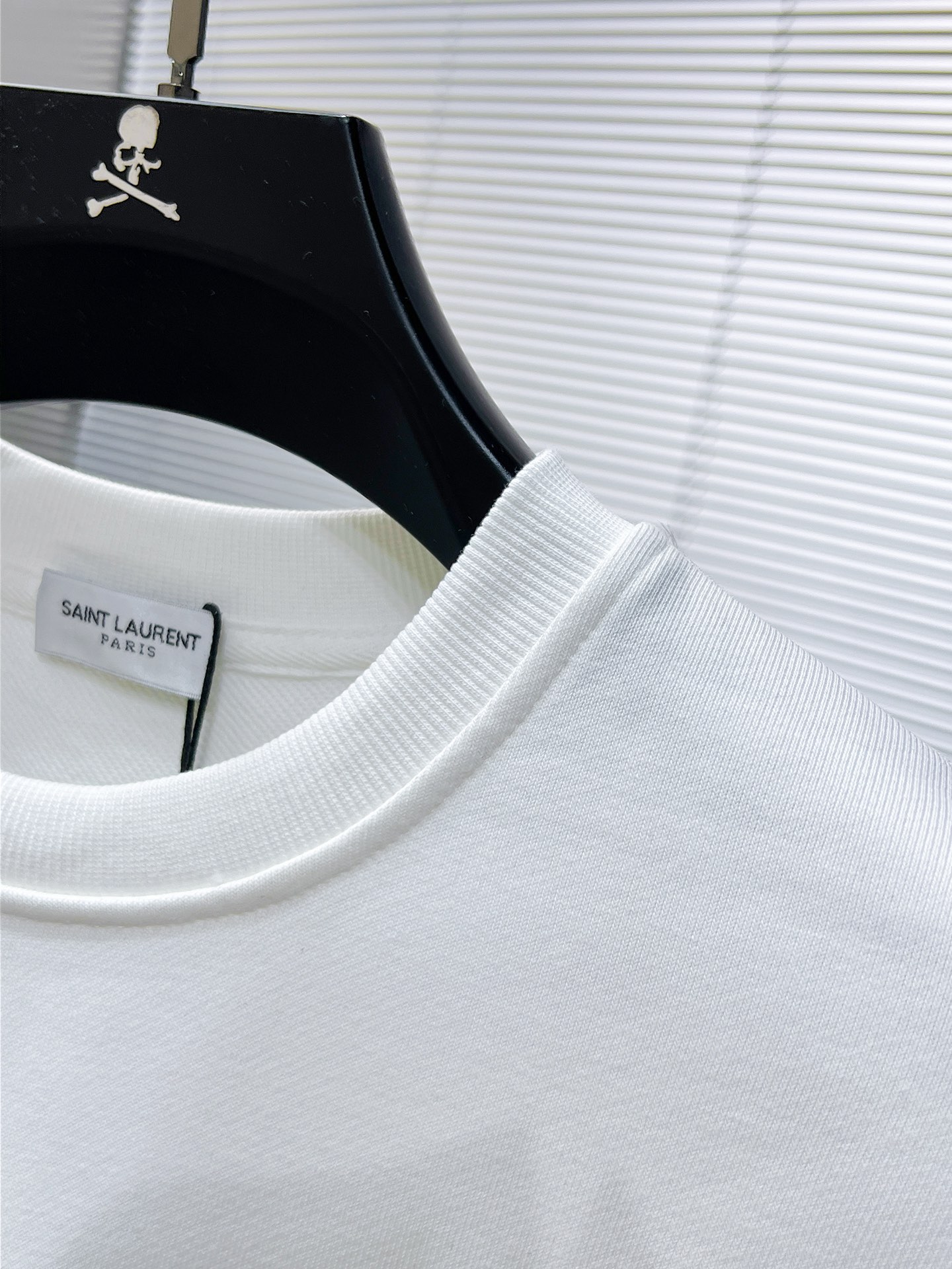 P105 圣罗兰  ysl  2025ss新款 长袖 圆领 卫衣，高端版本！专柜定制面料 透气舒适度高，细节无可挑剔，品牌元素设计理念，体现高品质。手感细腻柔软！呈现休闲裁剪，上身版型超赞！🐉码数：XS S M L