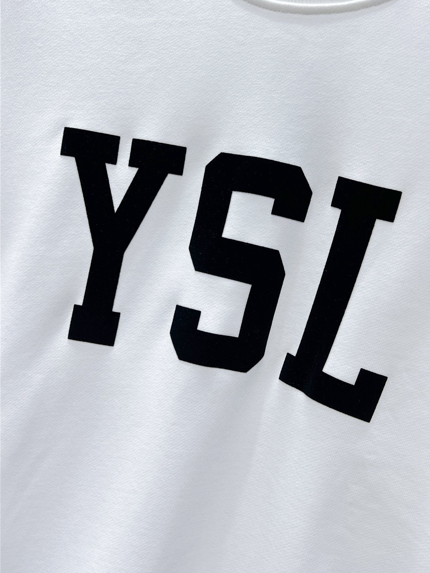 P105 圣罗兰  ysl  2025ss新款 长袖 圆领 卫衣，高端版本！专柜定制面料 透气舒适度高，细节无可挑剔，品牌元素设计理念，体现高品质。手感细腻柔软！呈现休闲裁剪，上身版型超赞！🐉码数：XS S M L