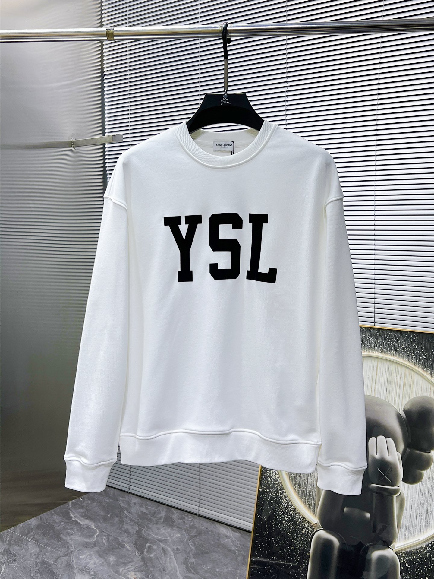 P105 圣罗兰  ysl  2025ss新款 长袖 圆领 卫衣，高端版本！专柜定制面料 透气舒适度高，细节无可挑剔，品牌元素设计理念，体现高品质。手感细腻柔软！呈现休闲裁剪，上身版型超赞！🐉码数：XS S M L