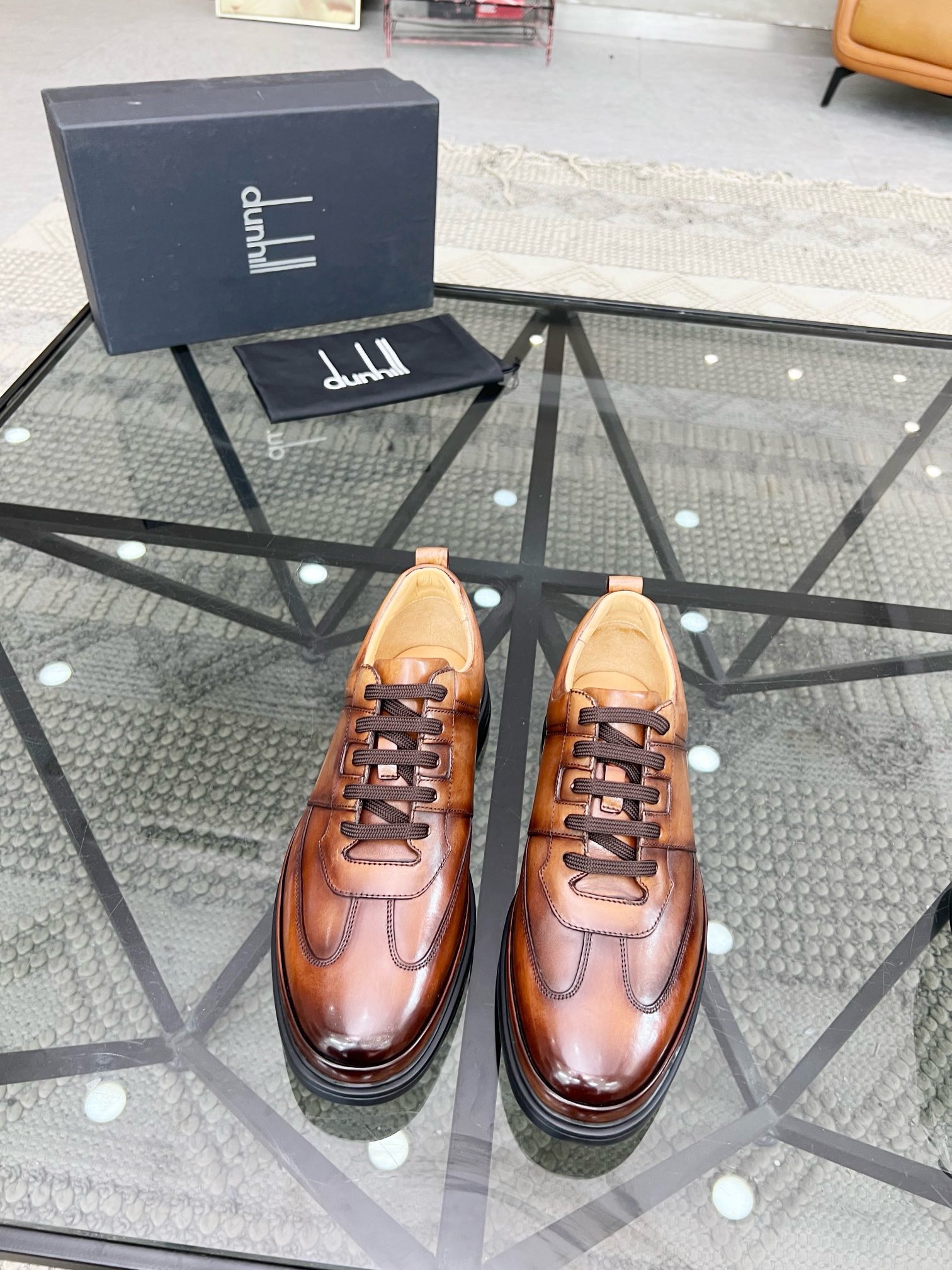 NO:219061,Brand dunhill color original color matching Size 39-44 Custom made 38.45 Price Material Dunhill new style Men's business leather shoes Retro color This shoe is made of imported cowhide, the tread pattern of the rubber sole is inspired by Dunhill's automotive tradition.,,cowhide19860909品牌dunhill 颜色原版配色 码数39-44定做38.45 价格 材质登喜路新款 男士商务皮鞋 复古擦色这款鞋采用进口牛皮制成,橡胶鞋底的胎面花纹灵感来自dunhill的汽车传统.,,cowhide,Men's shoes