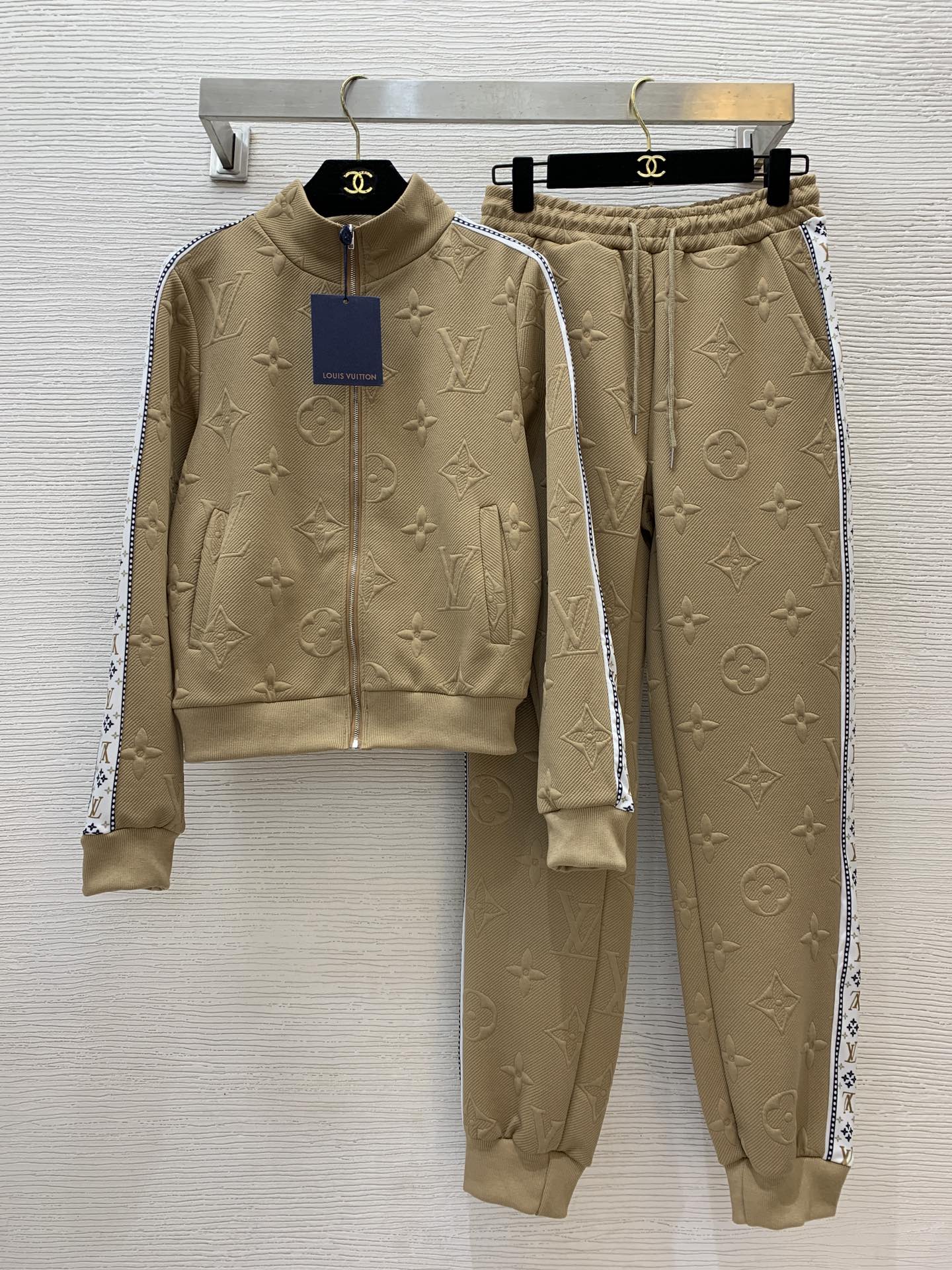 NO:438731,Model number D24091543 LOUIS*Dujia LV new classic presbyterian logo three-dimensional embossed side contrasting color splicing fashion casual sports suit!  Stand-collar long-sleeved zipper jacket top elastic waist tying sweatpants trousers!  Brown, black, white, (Size S bust 90, sleeve length 59, clothing length 53; waist 66 elastic, trousers length 100/waist ±4),,,louis vuitton,louis vuitton,louis vuitton,louis vuitton,jackets & coats,alexander wang19860909款号D24091543 LOUIS*驴家LV新款经典老花logo立体压花侧边撞色拼接时尚休闲运动套装！立领长袖拉链外套上衣松紧腰束脚运动裤长裤！棕色、黑色、白色、（S码胸围90,袖长59,衣长53；腰围66松紧,裤长100/腰围±4）,,louis vuitton,louis vuitton,louis vuitton,louis vuitton,jackets & coats,alexander wang,Women's clothing