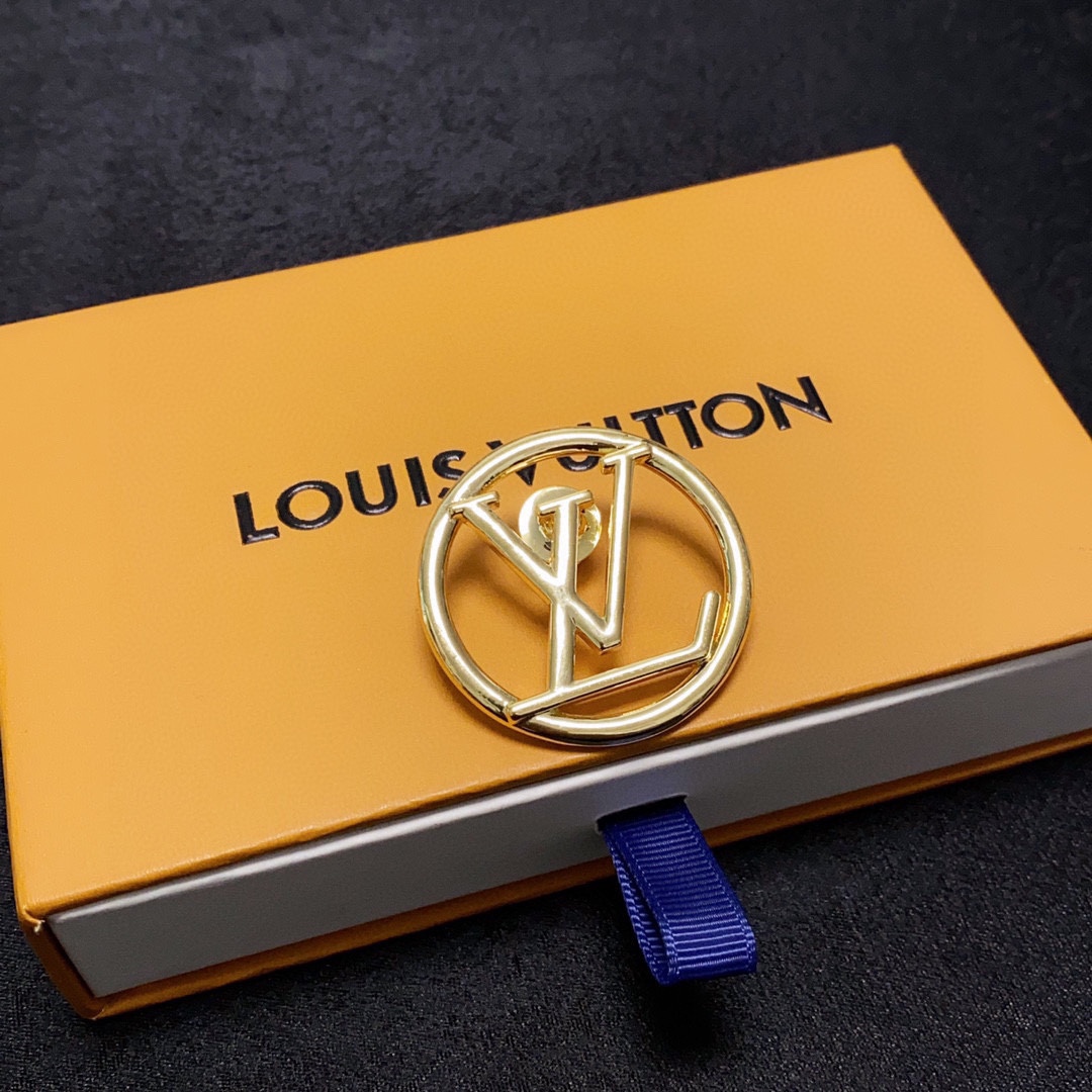 “LV’s New Gold Pins: Ultimate Women’s Accessories for Fashionable Ladies” - 图片 6
