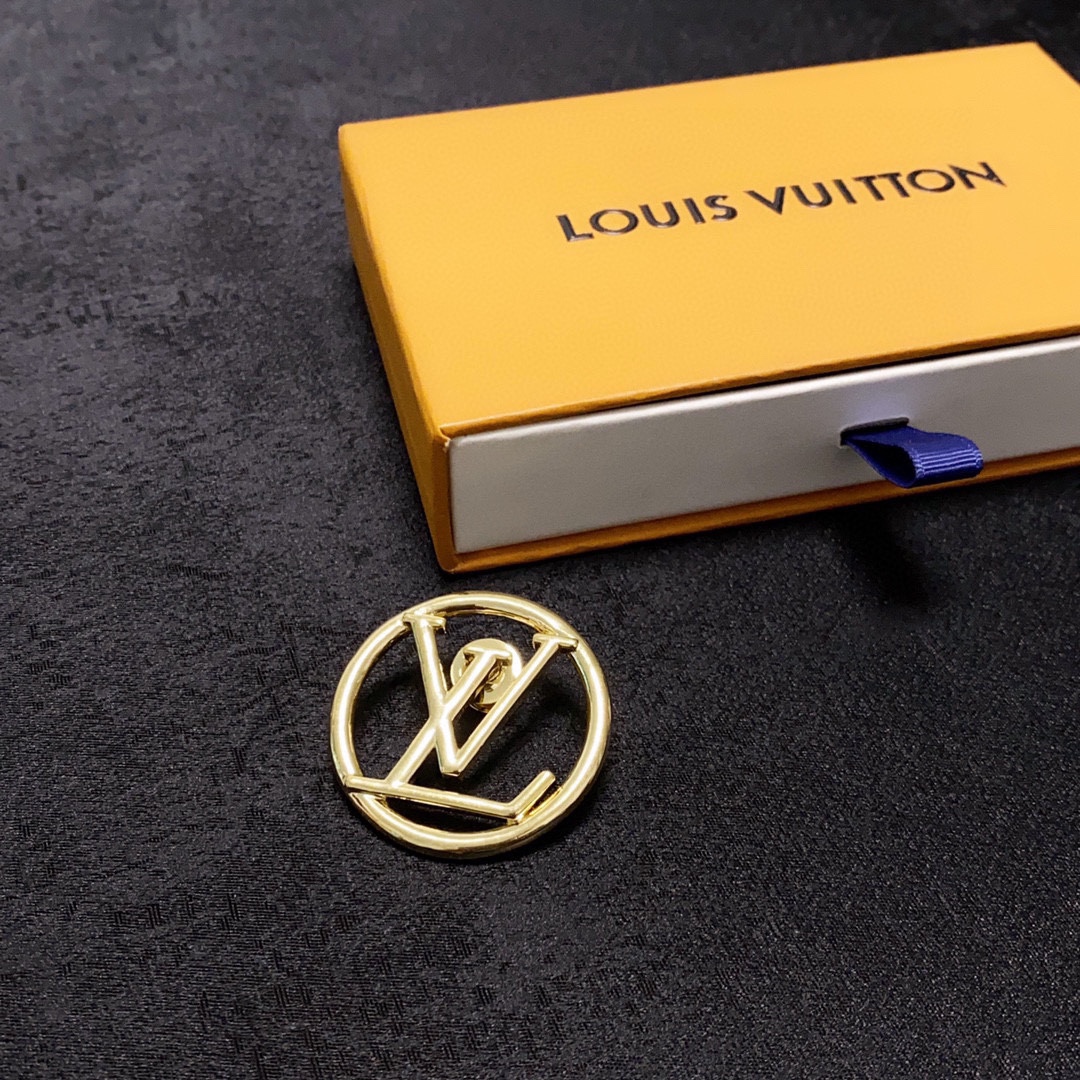 “LV’s New Gold Pins: Ultimate Women’s Accessories for Fashionable Ladies” - 图片 9