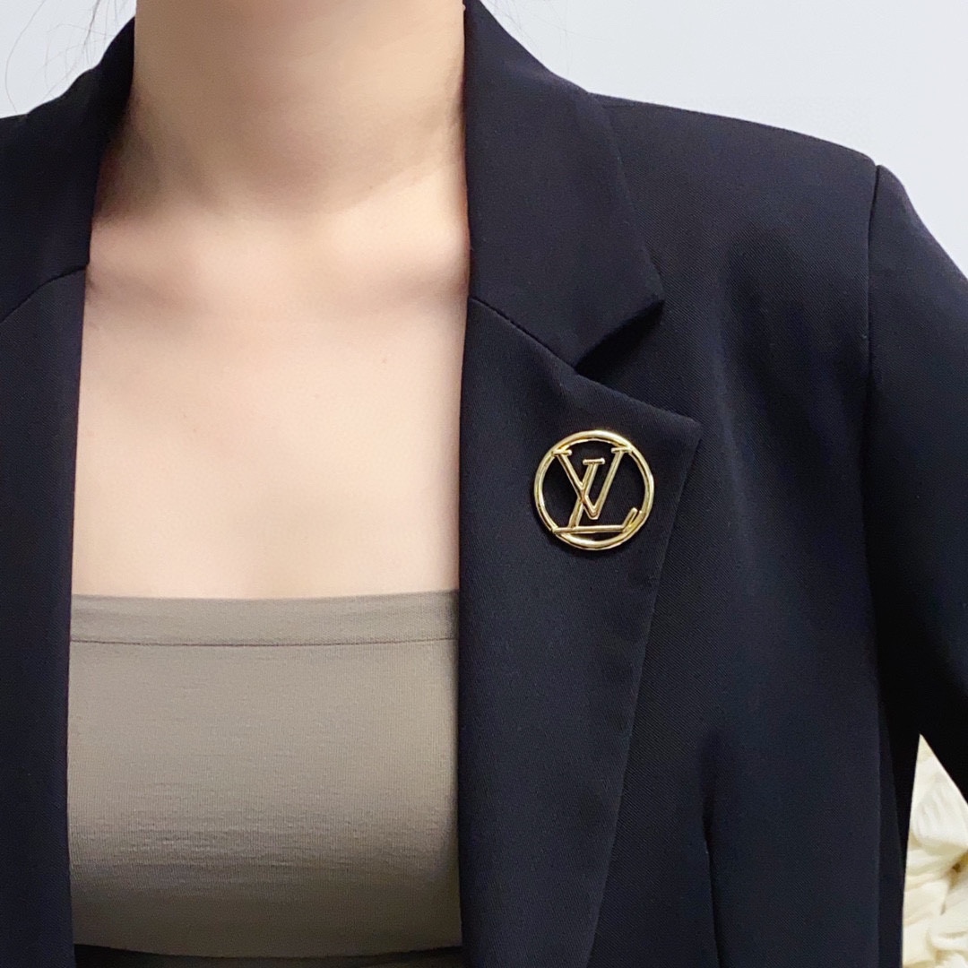“LV’s New Gold Pins: Ultimate Women’s Accessories for Fashionable Ladies” - 图片 2