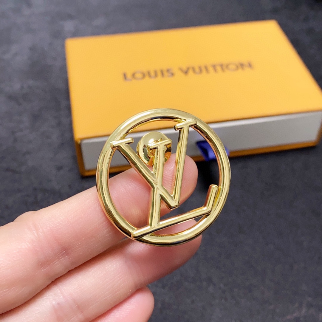 “LV’s New Gold Pins: Ultimate Women’s Accessories for Fashionable Ladies” - 图片 8