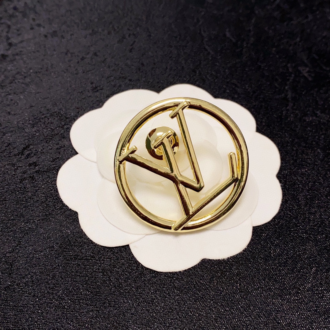 “LV’s New Gold Pins: Ultimate Women’s Accessories for Fashionable Ladies” - 图片 4