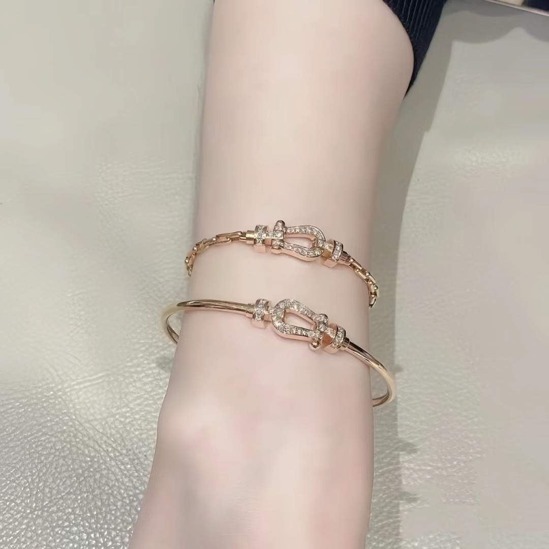 NO:107113,New product releases are popular. Fred Fred full diamond, half diamond, and diamond-free horseshoe buckle neutral high-quality thin small size, large bracelet bracelet!  The big brand of red leather ropes in the year of the zodiac, fashionable and exquisite FORCE series bracelets high-end customization~Asia gold micro electroplating 18k gold craftsmanship, Seiko horseshoe buckle bracelet!  The effect of getting started is very versatile. Internet celebrity experts. A must-have item for fashion. The couples of men and women have two sizes: 17cm and 19cm. Elegant accessories, bracelet, bracelet19860909新品发布火爆费雷德 Fred斐登满钻、半钻、无钻马蹄扣中性款高品质细款小号、大号手链手镯！本命年红皮绳大牌 时尚 精致FORCE 系列手链高端定制～亚金微电镀18k金工艺 精工马蹄扣头手镯！上手效果非常百搭 网红达人 时尚一族必备单品 男女情侣款两个码数17cm和19cm,饰品精品,bracelet,bracelet,Jewelry