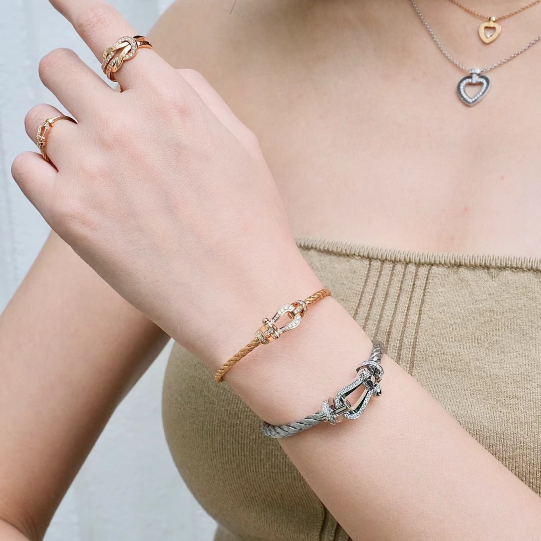 NO:107115,New product releases are popular. Fred Fred full diamond, half diamond, and no diamond horseshoe buckle neutral high-quality soft-bank wire rope bracelet bracelet!  The big brand of red leather ropes in the year of the zodiac, fashionable and exquisite FORCE series bracelets high-end customization~Asia gold micro electroplating 18k gold craftsmanship, Seiko horseshoe buckle bracelet!  The effect of getting started is very versatile. Internet celebrity experts. A must-have item for fashion. Rose gold, gold and silver buttons. Two sizes of 17/19cm for couples. Elegant accessories, bracelet, bracelet, gold19860909新品发布火爆费雷德 Fred斐登满钻、半钻、无钻马蹄扣中性款高品质软银丝绳手链手镯！本命年红皮绳大牌 时尚 精致FORCE 系列手链高端定制～亚金微电镀18k金工艺 精工马蹄扣头手镯！上手效果非常百搭 网红达人 时尚一族必备单品 玫瑰金、黄金、银色扣头男女情侣款两个码数17/19cm,饰品精品,bracelet,bracelet,gold,Jewelry