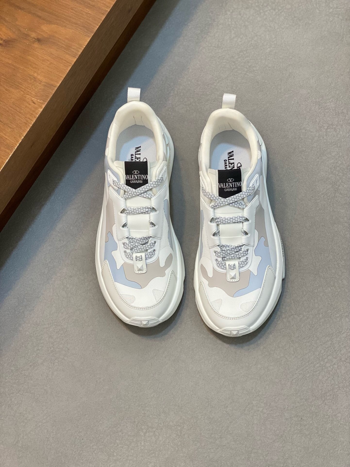 NO:217668,Brand VALENTINO Color Original Color Pair Number 39-44 Customized 38.45.46 Price Material Valentino New Men's Shoes 1:1 Original Replica!  Top-grade original single quality latest casual sports shoes. The upper is spliced ​​with multiple materials, breathable mesh, multi-layer combination of anti-slip sole. It is built with heavy industry. Good products pay attention to every detail. A must-have item for all seasons, unique design concepts, Valentino casual shoes, valentino, valentino, sneakers19860909品牌VALENTINO 颜色原版配色 码数39-44定做38.45.46 价格 材质华伦天奴新款男鞋1:1原版复刻！顶级原单品质最新休闲运动鞋 .鞋面多种材料拼接,透气网里.多层组合防滑大底.重工打造,好货注重的是每一个细节.一年四季百搭潮款必备单品,独特的设计理念,华伦天奴休闲鞋,valentino,valentino,sneakers,Men's shoes