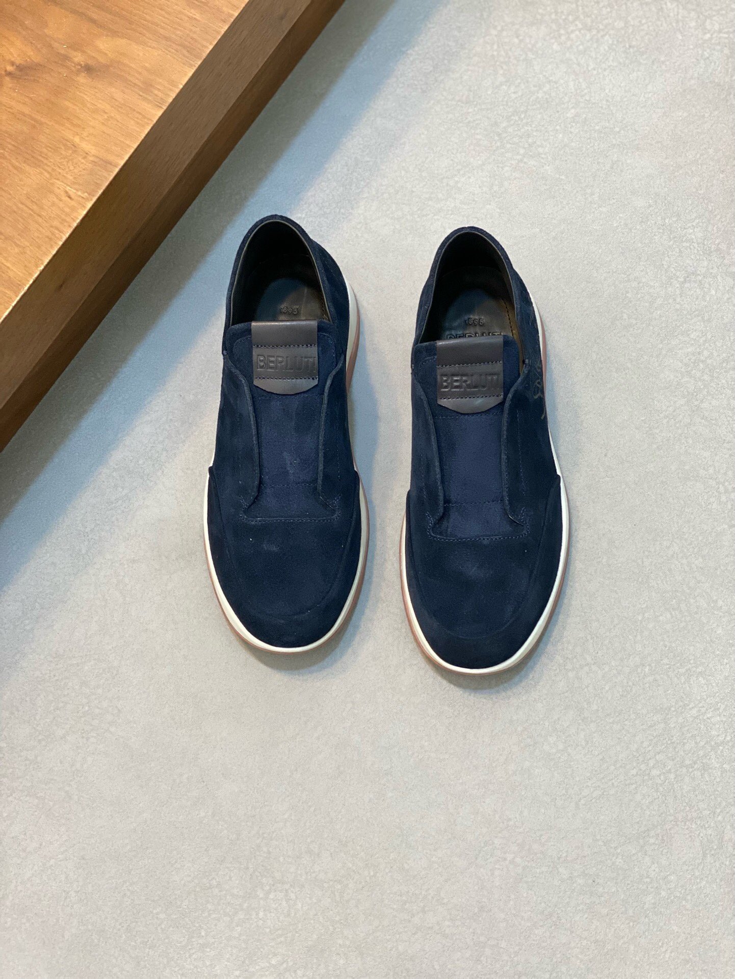 NO:219045,Brand Berluti original color matching, size 39-44 customized 38.45 price Material Berluti new style high-end top · original single Ber* Berluti French top men's shoes, Berluti brand's debut broke the convention and launched a new Edge last. This bold improvement of the iconic last is of great significance to its unique shape and width creative work. On Alessandro shoes, this angular outline is made by Kris' bold and professional new Cloudy dyeing, which makes it look more perspective. It is both business and casual. Classic and fashionable!  The handwritten patterns on the shoe body add a lot of color, Berluti, christian louboutin, Dolce & Gabbana19860909品牌Berluti 颜色原版配色 码数39-44定做38.45 价格 材质伯尔鲁帝新款 高端 顶级·原单Ber*布鲁提法国顶级男鞋,Berluti品牌的首秀中打破常规,推出全新的Edge鞋楦.标志性鞋楦的这种大胆改良,对于其独特形状和边宽创意工作意义重大、在Alessandro鞋履上,这种棱角分明的轮廓经Kris大胆专业的全新Cloudy 染色显得更有透视感.既商务又休闲.经典时尚！鞋身的手写纹更为其增色不少,Berluti 布鲁提,christian louboutin,Dolce&Gabbana,Men's shoes