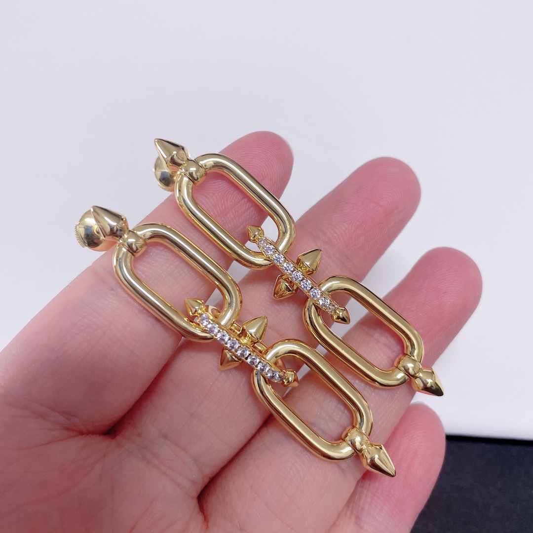 NO:669522,Tiff*ny T & Fei Dong's joint collaboration model is based on the trident, the symbol of the sea god oseidon. The avant-garde design contains vitality, ability and strength, Cardia high-end jewelry19860909Tiff*ny T &菲董联名合作款 取材海神oseidon 的象征符号三叉戟 极具前卫感的设计蕴含活力、能力与力量,,卡迪亚高端饰品,Jewelry