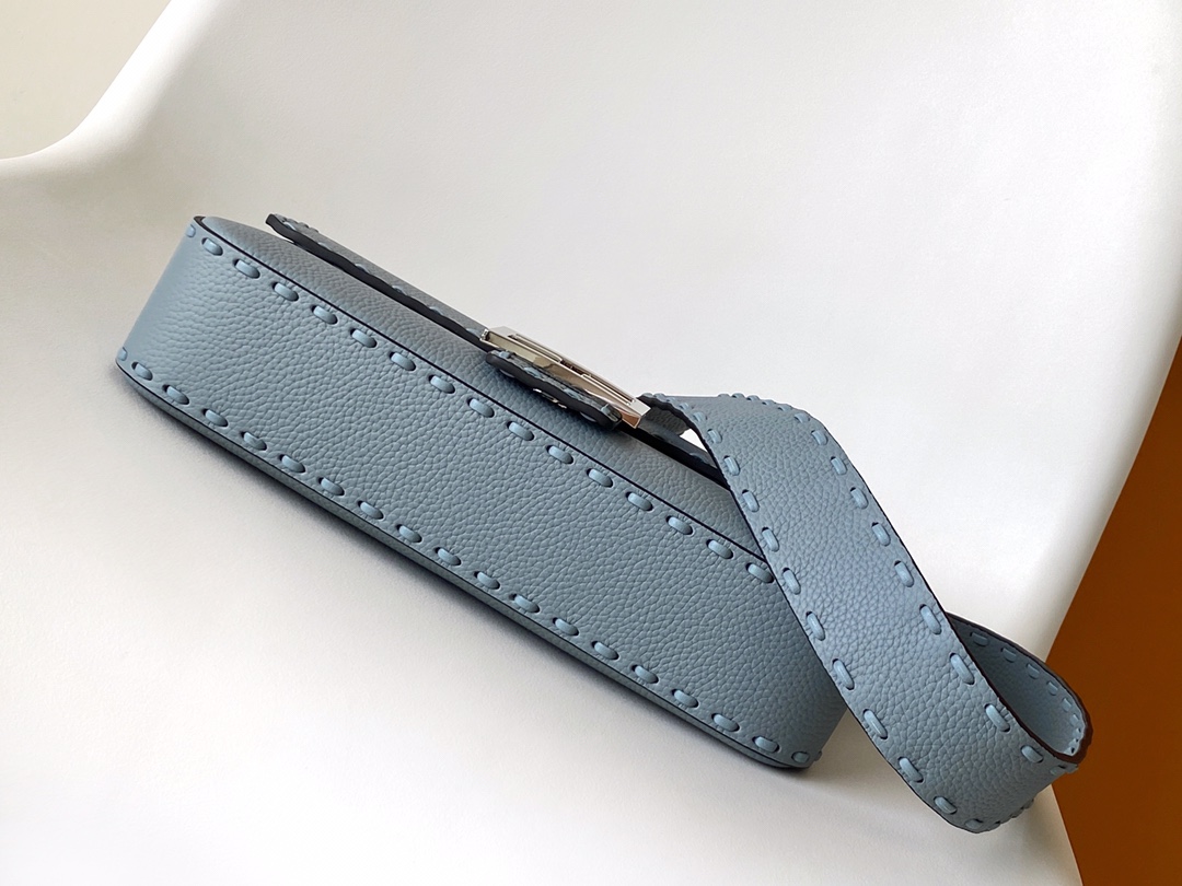 Fendi Baguette Medium Size in Gray Leather with Silver-Finish Metal Details 5 i1726378634 7618 3