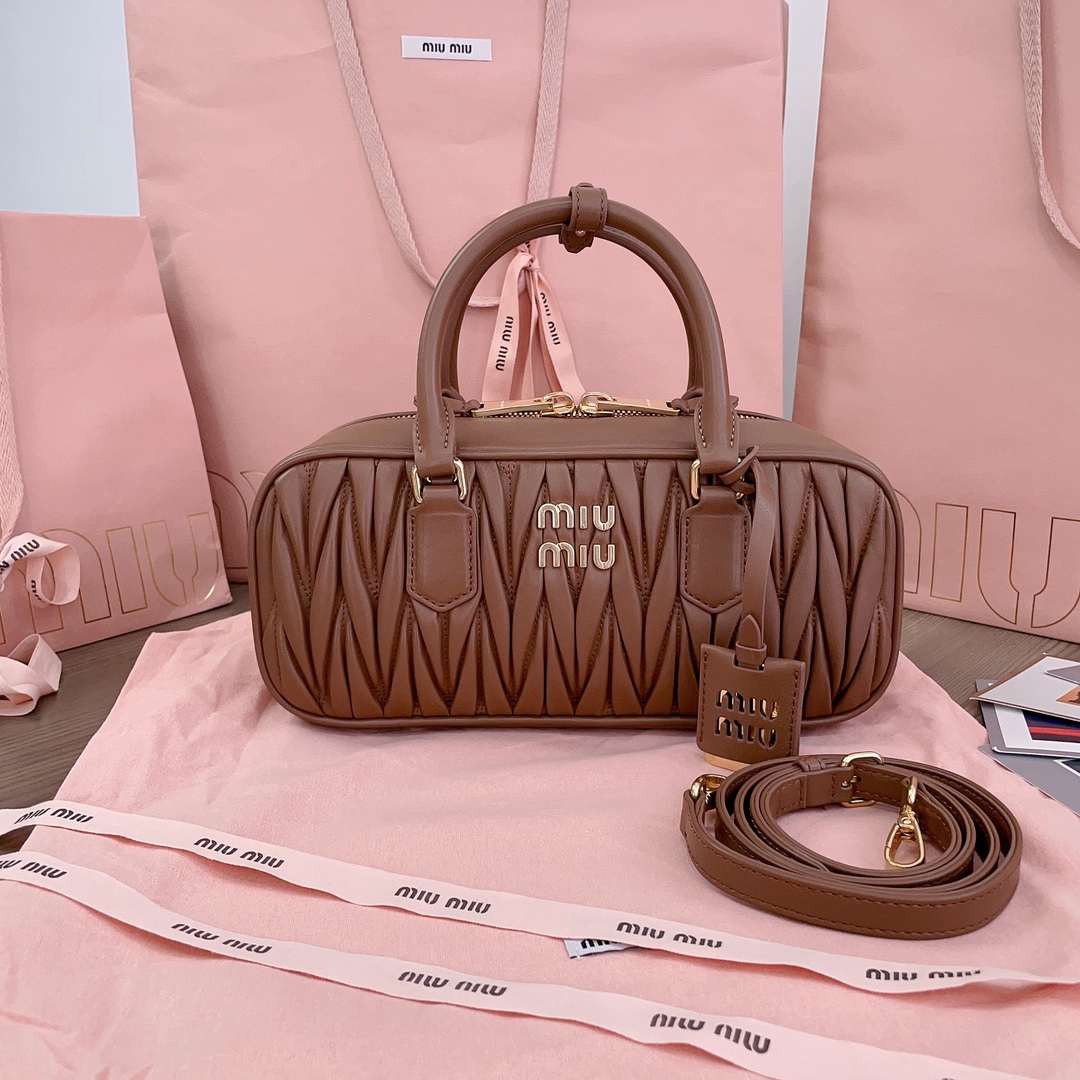 NO:201500,Genuine new version 5BB148, Miu's new bowling bag, official website main promotion, absolutely popular this year, top imported lambskin, Miu's unique style Matelasse pattern, exquisite three-dimensional and stylish body, front engraving logo echoes the leather color, removable and adjustable leather long shoulder straps, cotton satin lining, zippered pocket, the same style of many celebrity internet celebrities, size 27X12X9Cm, with original packaging, MIUMIU, miumiu, sheepskin19860909正品级 新版本5BB148,Miu家新款保龄球包包,官网主推,今年绝对爆款式,顶级进口小羊皮,Miu家独具风格Matelasse图案,包身精致立体有型,正面刻字徽标与皮革颜色相呼应,可拆卸可调节皮革长肩带,棉质缎面衬里,配拉链式口袋,众多明星网红同款,尺寸27X12X9Cm,配原版包装,MIUMIU,miumiu,sheepskin,Bag