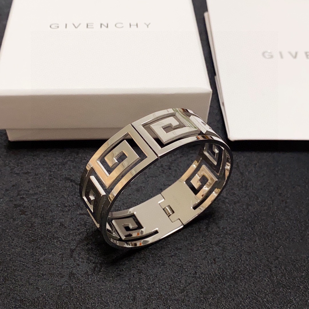 Givenchy and Blanche: Obscurantist Sculptor with Glamorous Aerobics - 图片 4