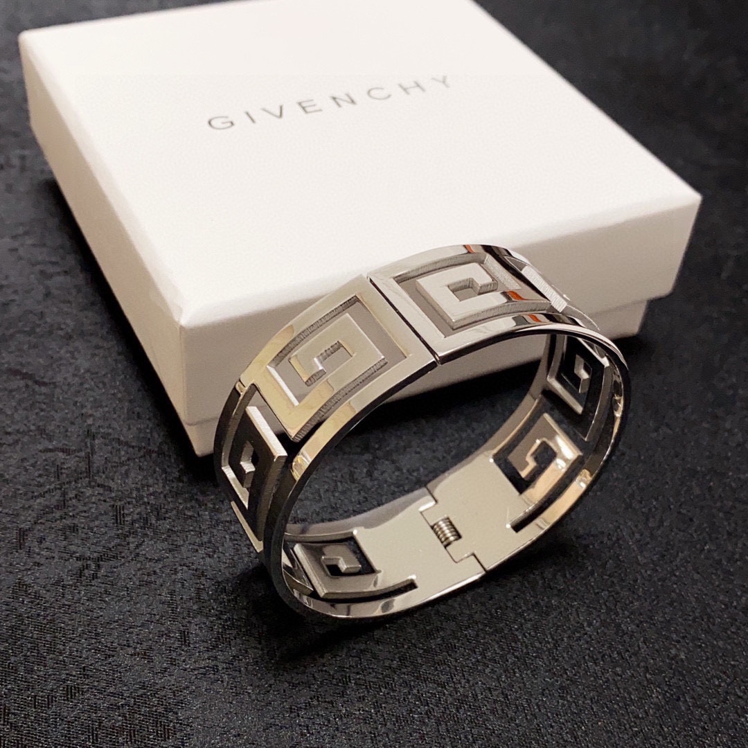 Givenchy and Blanche: Obscurantist Sculptor with Glamorous Aerobics - 图片 8