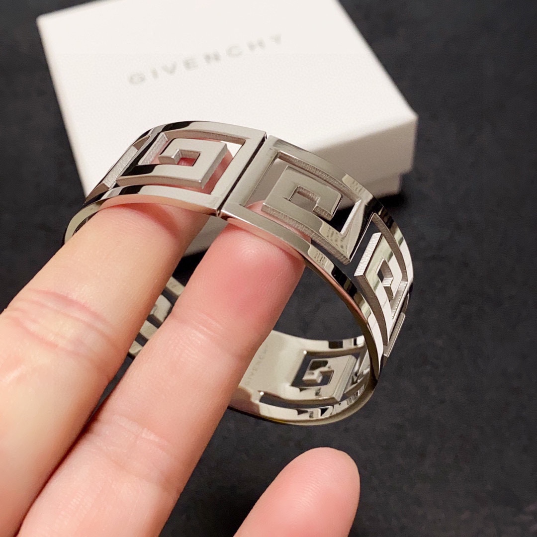 Givenchy and Blanche: Obscurantist Sculptor with Glamorous Aerobics - 图片 9