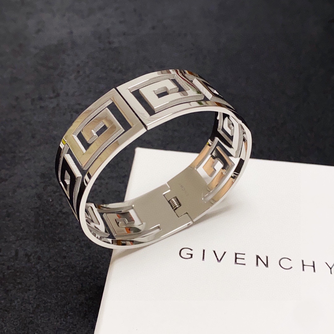 Givenchy and Blanche: Obscurantist Sculptor with Glamorous Aerobics - 图片 6