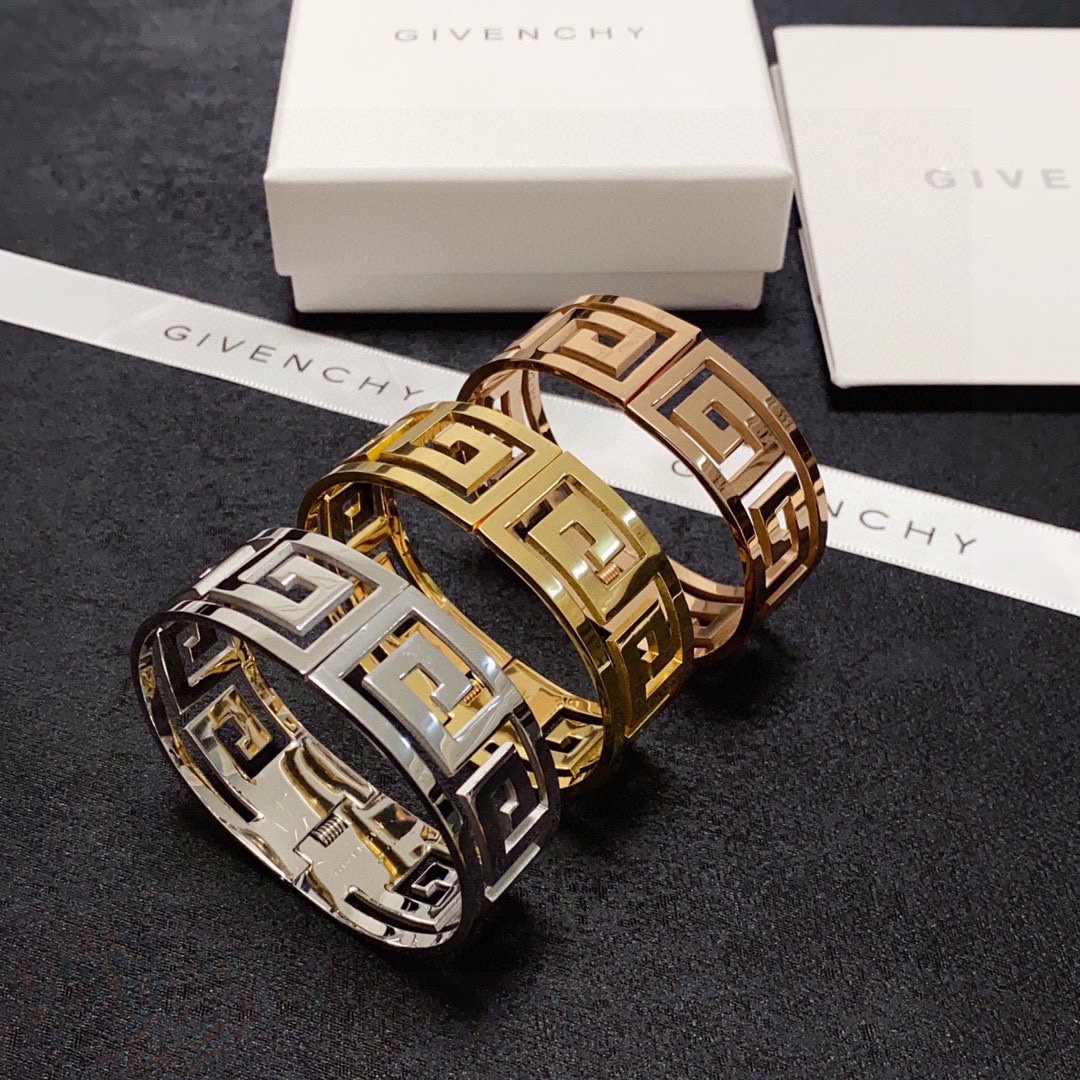 Givenchy and Blanche: Obscurantist Sculptor with Glamorous Aerobics - 图片 1