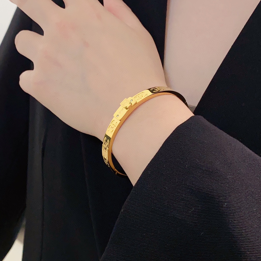 NO:107131,Xiaohongshu recommends the popular Xiaoxiang new carved c letter perfume bottle diamond-inlaid bracelet Chanel Chanel high-quality imported stainless steel bracelet super heavy industry bling bling bling, the color matching is very good and high-end, goddess temperament high-end, stainless steel material is not allergic and not faded. One to one exquisite craftsmanship, classic charm, high cost performance, must-have choice, jewelry quality, chanel, chanel, bracelet19860909小红书推荐爆款小香新款雕刻c字母香水瓶镶钻手镯香奈儿Chanel高品质进口精钢手镯超重工bling bling,颜色搭配得非常好高级感 女神气质高端 精钢材质不过敏不褪色.一比一精美工艺,经典至极的魅物,性价比高 必备必入之选,饰品精品,chanel,chanel,bracelet,Jewelry