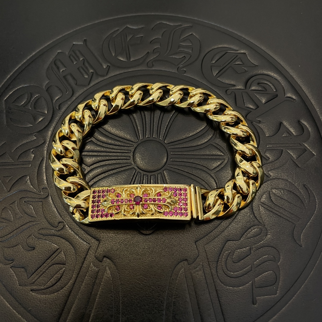 NO:109033,Batch of the counter quality Chrome Hearts Croxin golden classic retro cross pollen diamond bracelet, different pattern design styles with concave and convex shapes present a unique style. Cross Scout flowers are Croxin's ambitions, so they last longer. Genuine version Chrome Hearts Croxin necklaces are the ordinary light versions of the market. The quality is benchmarked against the quality of the printed details. The degree of retro old gray oxygen. Seiko version!  !  !  Pure handmade ~ Authentic model opening must-have fashion and fashion, both men and women can wear it, same style for couples, original official website, rock punk style silver style, retro elements, trendy and versatile!  , jewelry boutique, chrome hearts, chrome hearts, necklace, bracelet, gold19860909批 专柜品质Chrome Hearts克罗心黄金色经典复古十字花粉钻手链,凹凸造型不同的花纹设计风格 呈现出与众不同 十字架 童军花是克罗心的志 所以更经久不衰 正品打版Chrome Hearts克罗心项链区别市场普通轻版 对版对标品质 看字印细节 复古做旧灰氧程度.精工版本！！！ 纯手工打造 ～正品开模潮流时尚必备 男女均可佩戴 情侣同款 官网原版 摇滚朋克泰银风格 复古元素 潮流百搭！,饰品精品,chrome hearts,chrome hearts,necklace,bracelet,gold,Jewelry