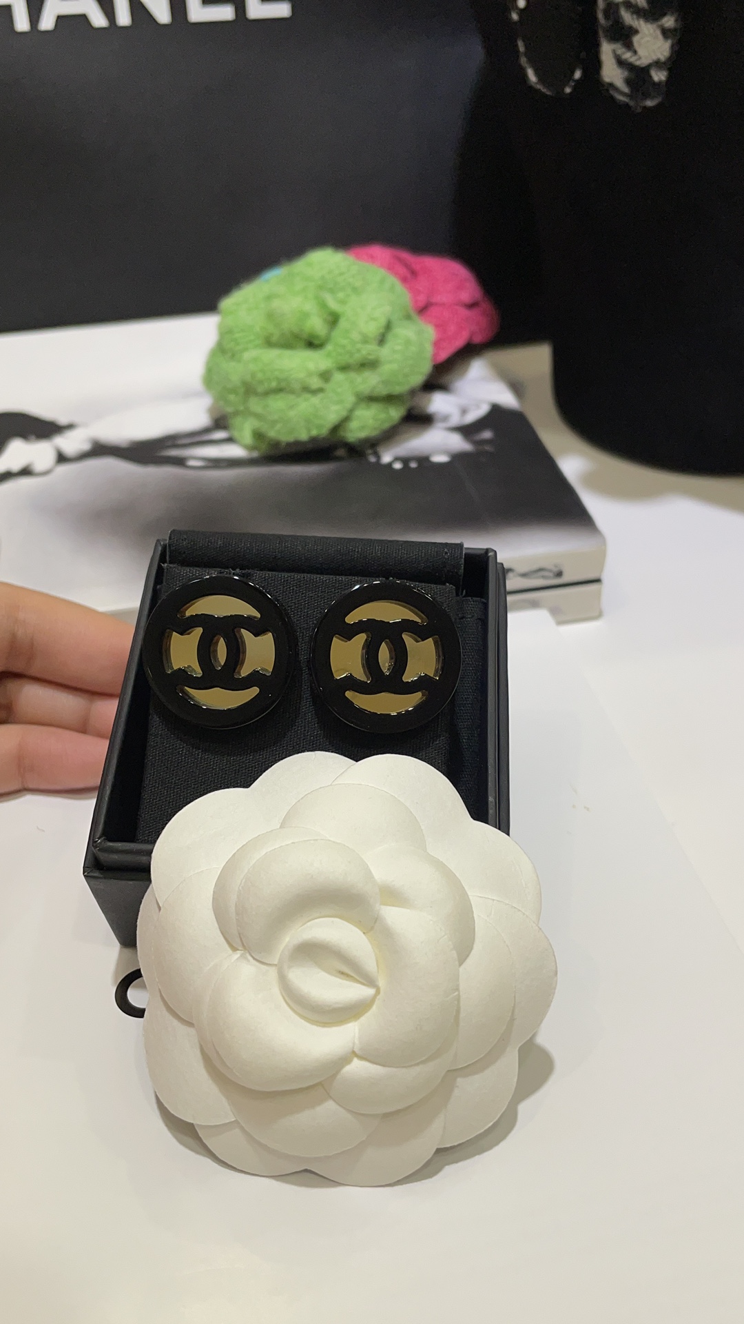 NO:631638,88190, Earrings arrived today. 24B new black acrylic double C gold mirror round button earrings. Large button earrings. Very fashionable when worn on the upper ear. The black acrylic double Cx gold mirror is so eye-catching. The black and gold color matching is avant-garde and elegant. z consistent brass material, Cardia high-end jewelry1986090988190,今日到货耳钉 24B新款黑色亚克力双C金色镜面圆形纽扣耳钉 大号纽扣耳钉 佩戴上耳时髦感十足 黑色亚克力双Cx金色镜面太吸睛啦 看不腻的黑金配色 前卫个性又优雅 z一致黄铜材质,,卡迪亚高端饰品,Jewelry