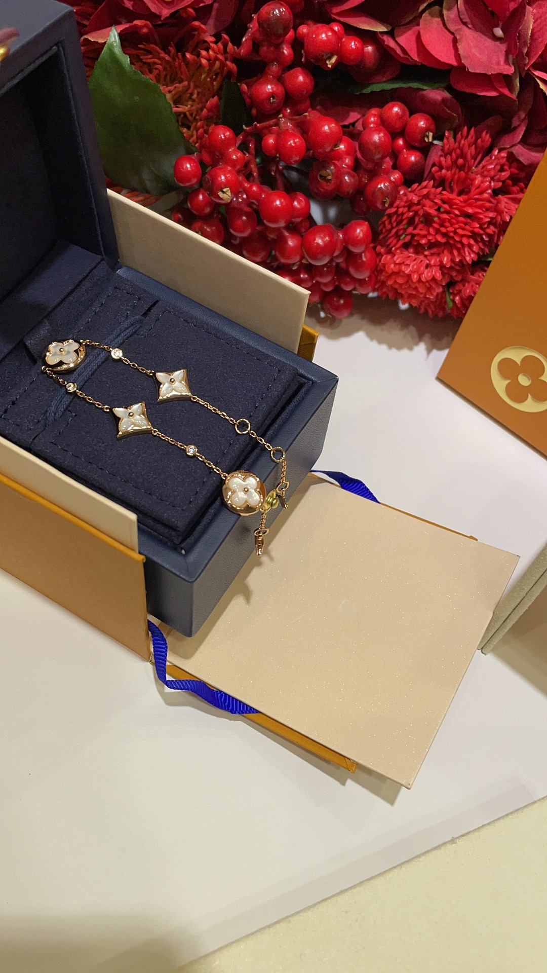 NO:631544,88320, white mother-of-pearl arrived today. New high-end jewelry series white mother-of-pearl flower four-leaf clover rose gold bracelet. The surface of the clear and moist white mother-of-pearl is slightly raised and super delicate. The color is really healing and eye-catching. It is outstandingly beautiful. It has a full jewelry atmosphere of rose gold. It is beautiful. Customized sterling silver chain, natural shell main stone, accessories, copper material, thick plated real gold, bracelet, pure silver, Cartier high-end jewelry1986090988320,今日到货白贝母  新款高级珠宝系列白贝母花卉四叶草玫瑰金色手链 清透水润的白贝表面微微凸起 超级精致 颜色真的太治愈太吸睛了美得很出众 搭配玫瑰金色满满的珠宝气息 绝美 定制款纯银链条天然贝壳主石配件铜材质厚镀真金,,bracelet,pure silver,卡迪亚高端饰品,Jewelry