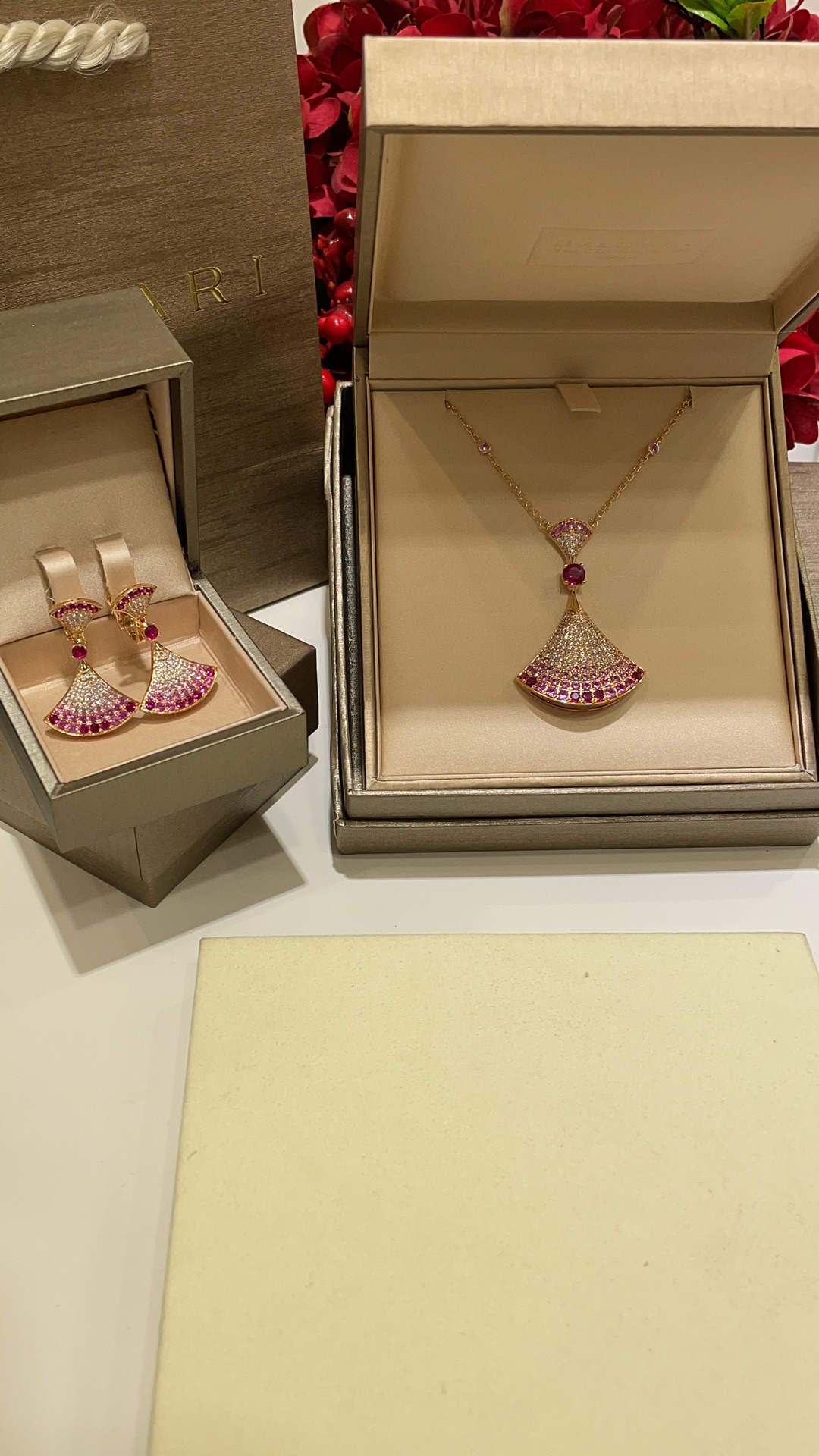 NO:632245,88400 arrived today. High-end jewelry earrings. Gradient pink gemstones. Large fan full of diamonds. DIVAS'DREAM mini skirt. Rose gold earrings. Large fan with gradient effect inlaid. Elegance to the extreme. Highly recognizable and present when worn on the body. Super heavy zp real gold and real diamonds. Ruby price is w. Customized real shot. High gram weight s925 sterling silver thick plated real gold. Inlaid with high carbon diamonds. CNC jewelry craftsmanship.  Need pictures of the complete package plus 40,,skirts,earrings,pure silver,Cardia high-end jewelry1986090988400今日到货 高定珠宝款耳环  渐变粉宝石大号扇子满钻 DIVAS'DREAM小裙子玫瑰金色耳环 大号扇子渐变效果镶嵌 优雅到了极致 佩戴上身极具辨识度和存在感 超级重zp真金真钻红宝石价格w多 定制实拍 高克重s925纯银厚镀真金 镶嵌高碳钻 CNC珠宝工艺 需要图片全套包装另加40,,skirts,earrings,pure silver,卡迪亚高端饰品,Jewelry