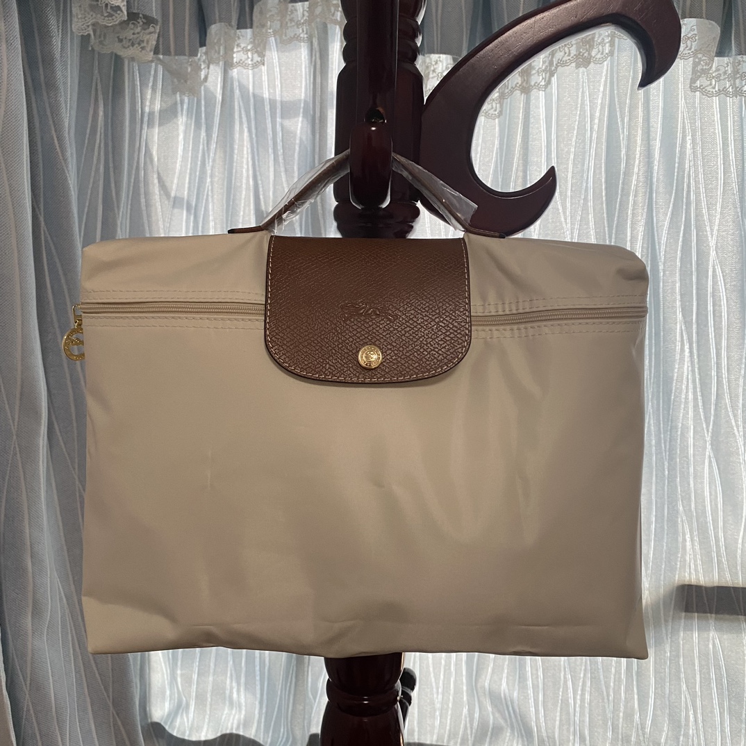 Laptop Bag! Since I always carry my laptop during my daily commute, I wanted a practical bag💼 For a lazy person like me, I just want to toss my laptop, phone, cables, tissues, notebook... all into one bag. I saw this bag at the mall, tried it on, and it looked stylish and versatile—decided✅ that’s the one (honestly, I’m a sucker for looks, haha). The black is very stain-resistant and easy to clean with a wet wipe. Made of lightweight nylon, this laptop bag is truly practical and convenient😚. Size: 37x28x8 cm. image 1