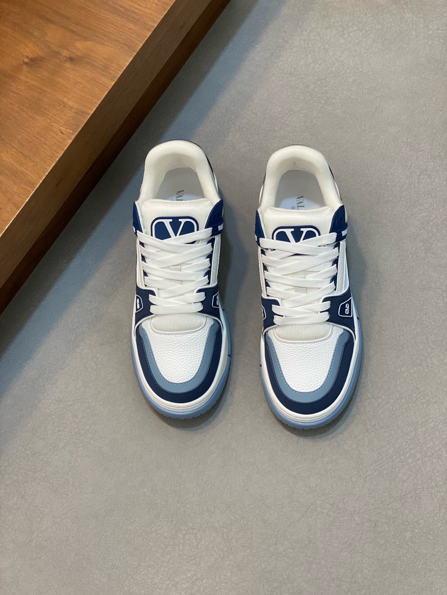 NO:217320,Brand VALENTINO Color Original Color Size 35-45 Couple Model Price Material Valentino New Product Casual Sports Shoes!  Classic old-fashioned original single quality top version fashion trend details are impeccable using imported cowhide splicing to make mesh cloth foot pad foot feel comfortable and superior quality original replica outsole, Valentino casual shoes, valentino, valentino, sneakers, cowhide19860909品牌VALENTINO 颜色原版配色 码数35-45情侣款 价格 材质华伦天奴新品休闲 运动鞋！经典不老款原单品质顶级版本时尚潮流细节无可挑剔采用进口牛皮拼接制作网布垫脚脚感舒适品质优越原版复刻大底,华伦天奴休闲鞋,valentino,valentino,sneakers,cowhide,Men's shoes