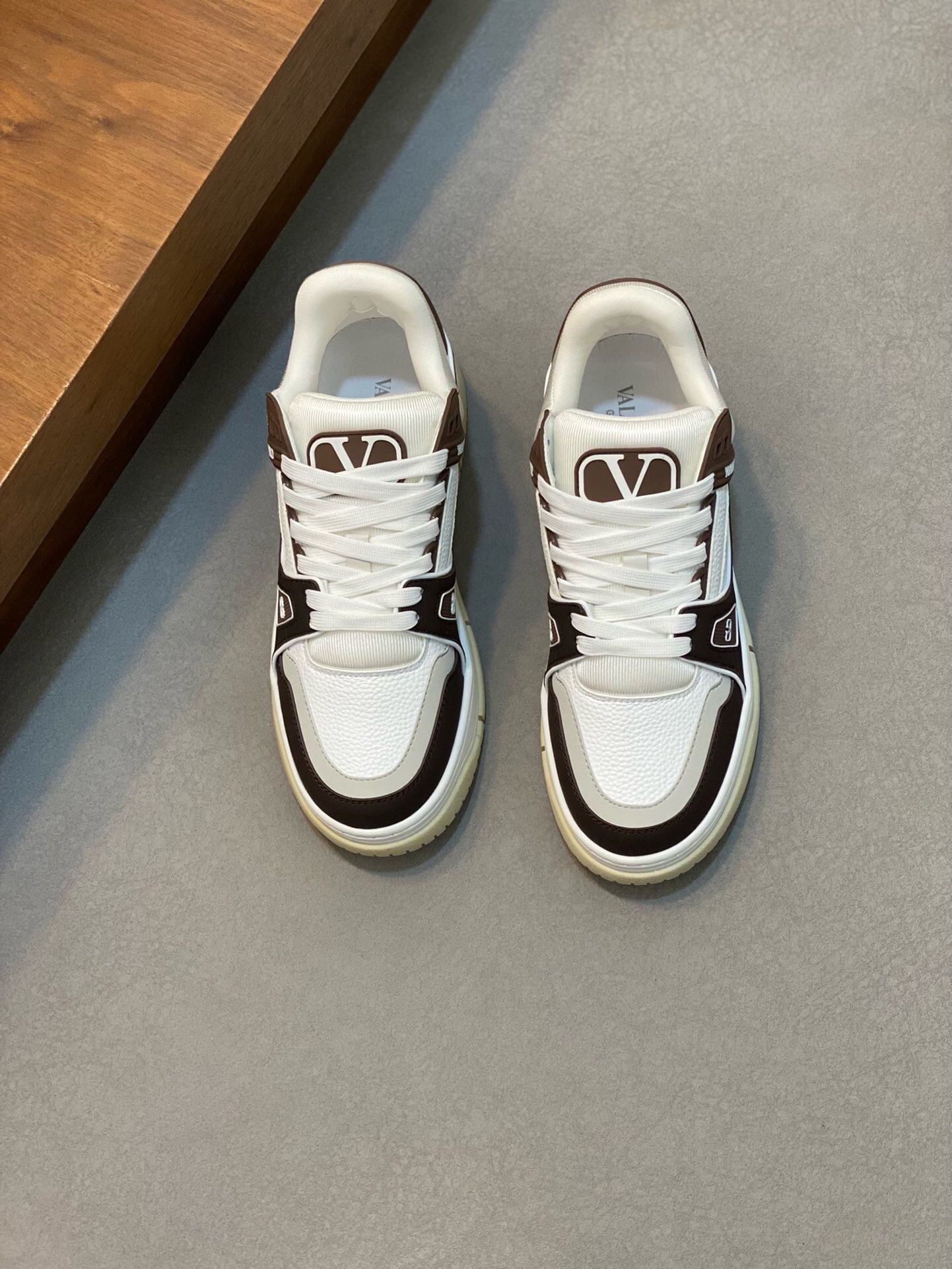 NO:218943,Brand VALENTINO Color Original Color Size 35-45 Couple Model Price Material Valentino New Product Casual Sports Shoes!  Classic old-fashioned original single quality top version fashion trend details are impeccable using imported cowhide splicing to make mesh cloth foot pad foot feel comfortable and superior quality original replica outsole, Valentino casual shoes, valentino, valentino, sneakers, cowhide19860909品牌VALENTINO 颜色原版配色 码数35-45情侣款 价格 材质华伦天奴新品休闲 运动鞋！经典不老款原单品质顶级版本时尚潮流细节无可挑剔采用进口牛皮拼接制作网布垫脚脚感舒适品质优越原版复刻大底,华伦天奴休闲鞋,valentino,valentino,sneakers,cowhide,Men's shoes