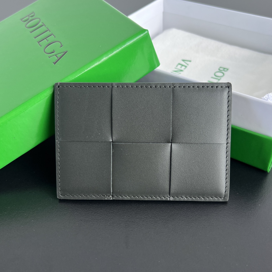 NO:672328,#BV’s new big grid card holder 649597 is a simple card-only bag without any zippers or other decorations. It is small, light and easy to carry. It can be put directly in your pocket or in a small bag. It is made of cowhide and has a soft feel. There are 3 card slots on the back that are not tight. Each slot can easily fit 2 cards. There is also a card slot in the middle. It is enough for daily use. In the era of no cash, the card holder is more convenient and practical. The card holder that everyone needs  Size 11x7.5,BV,bottega veneta,cowhide19860909#BV 新款大编格卡包 649597简简单单只放卡的包 没有任何拉链搭扣等装饰 小巧轻薄易携带 直接揣兜里或者放小包包里,牛皮制成 手感糯唧唧 背面3个不紧卡槽 每格轻松塞入2张卡 中间也有卡槽放 日常足够 ,在不带现金的时代 卡包便捷性和实用性更高 每个人都需要的卡包 尺寸11x7.5,BV,bottega veneta,cowhide,欧美剧